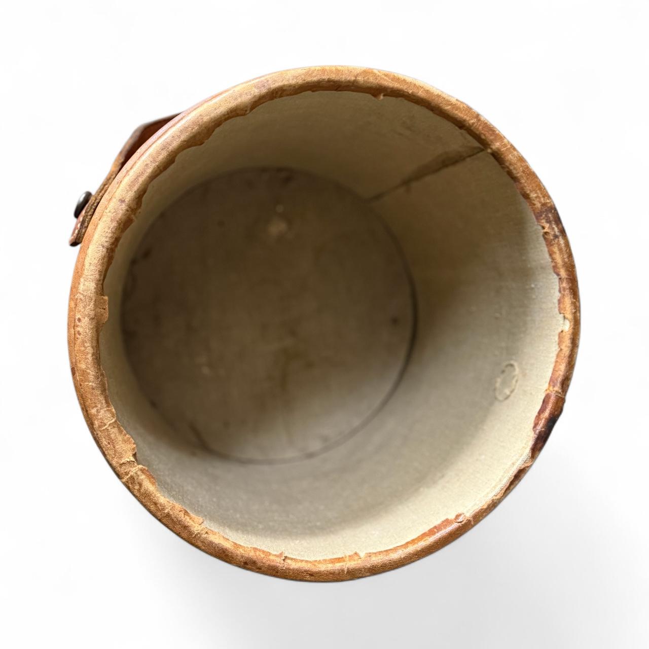 Pelle XIX sec. Secchio da artiglieria o da cordite in pelle inglese vittoriano con stemma in vendita