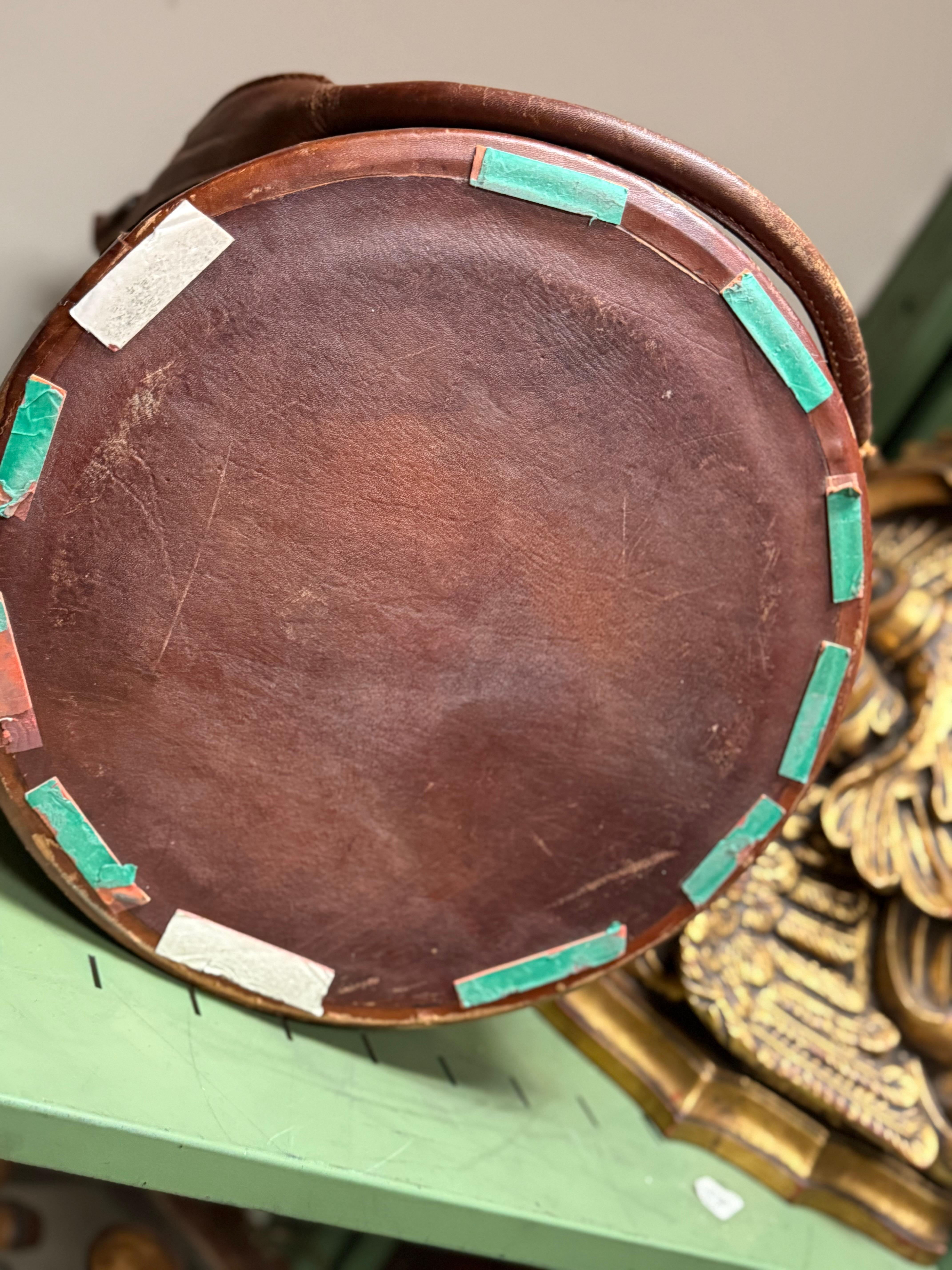 XIX sec. Secchio da artiglieria o da cordite in pelle inglese vittoriano con stemma in vendita 1