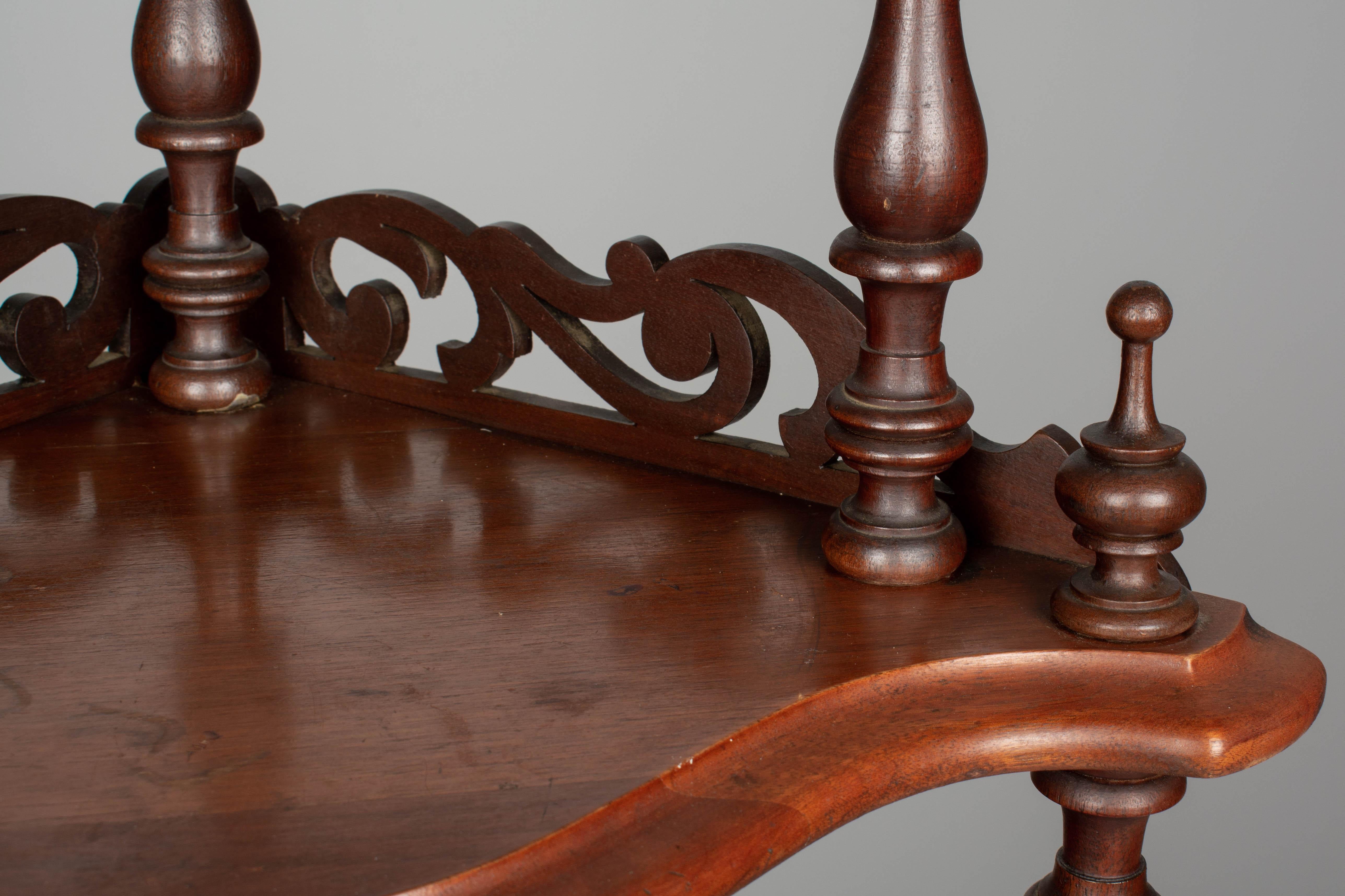 19th Century English Victorian Mahogany Corner Étagère In Good Condition In Winter Park, FL