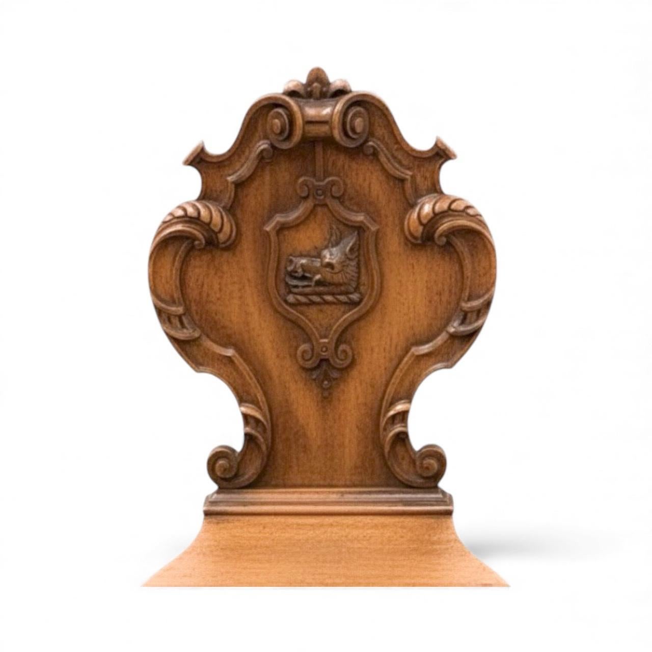 Victorien 19ème siècle. English Victorian Walnut Hall Chair W/ Sculptured Boar en vente