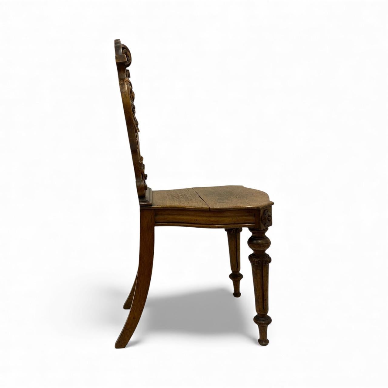 Anglais 19ème siècle. English Victorian Walnut Hall Chair W/ Sculptured Boar en vente