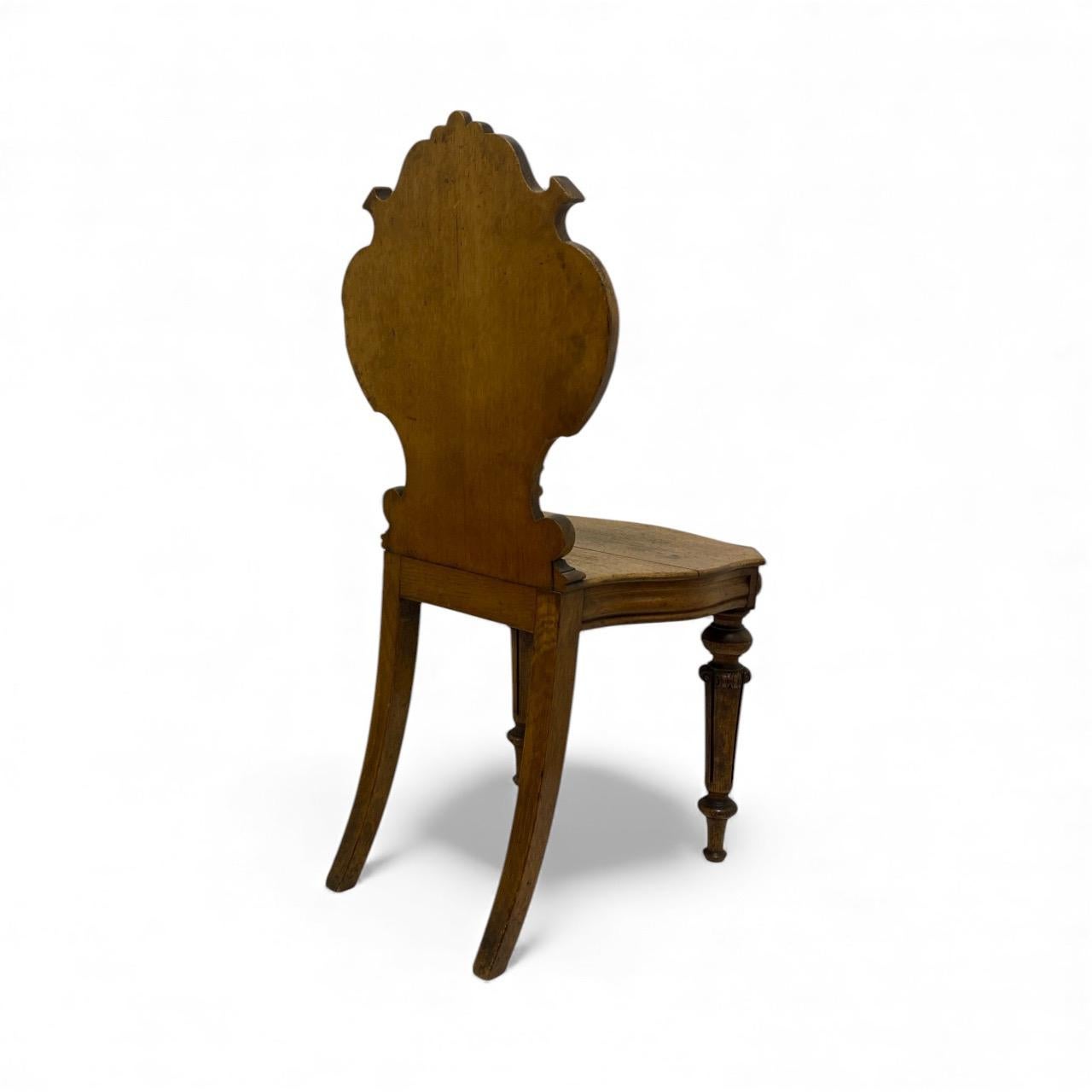 19ème siècle. English Victorian Walnut Hall Chair W/ Sculptured Boar Bon état - En vente à Kennesaw, GA