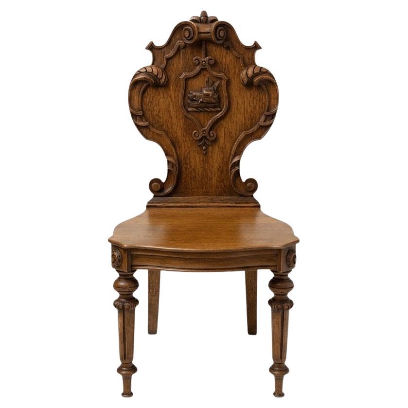 19ème siècle. English Victorian Walnut Hall Chair W/ Sculptured Boar