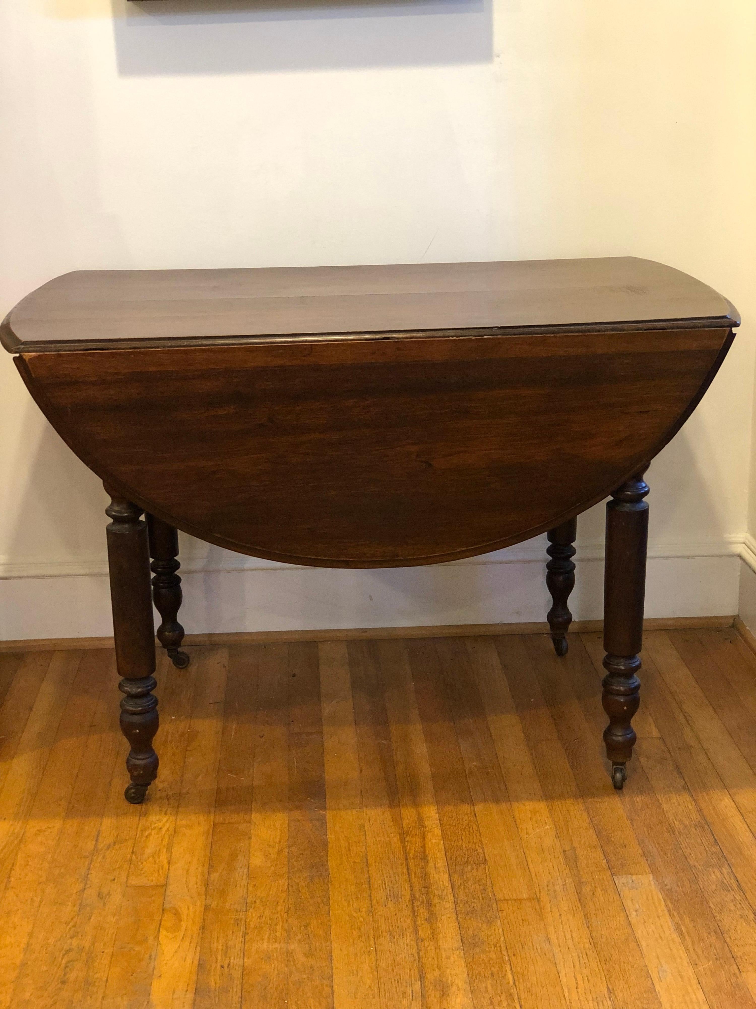 19th C. English Walnut Drop Leaf Table with Oval Top For Sale 6
