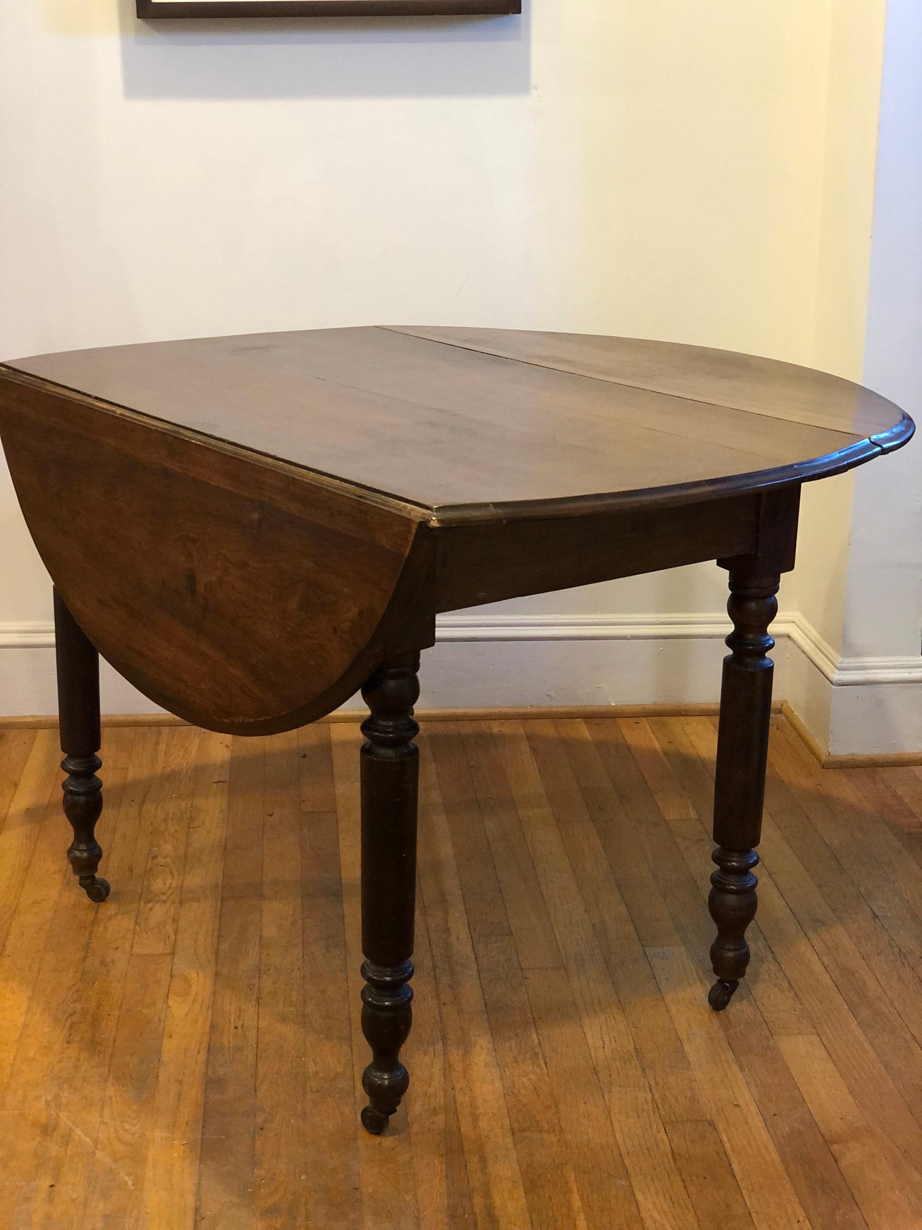19th C. English Walnut Drop Leaf Table with Oval Top In Good Condition For Sale In Los Angeles, CA