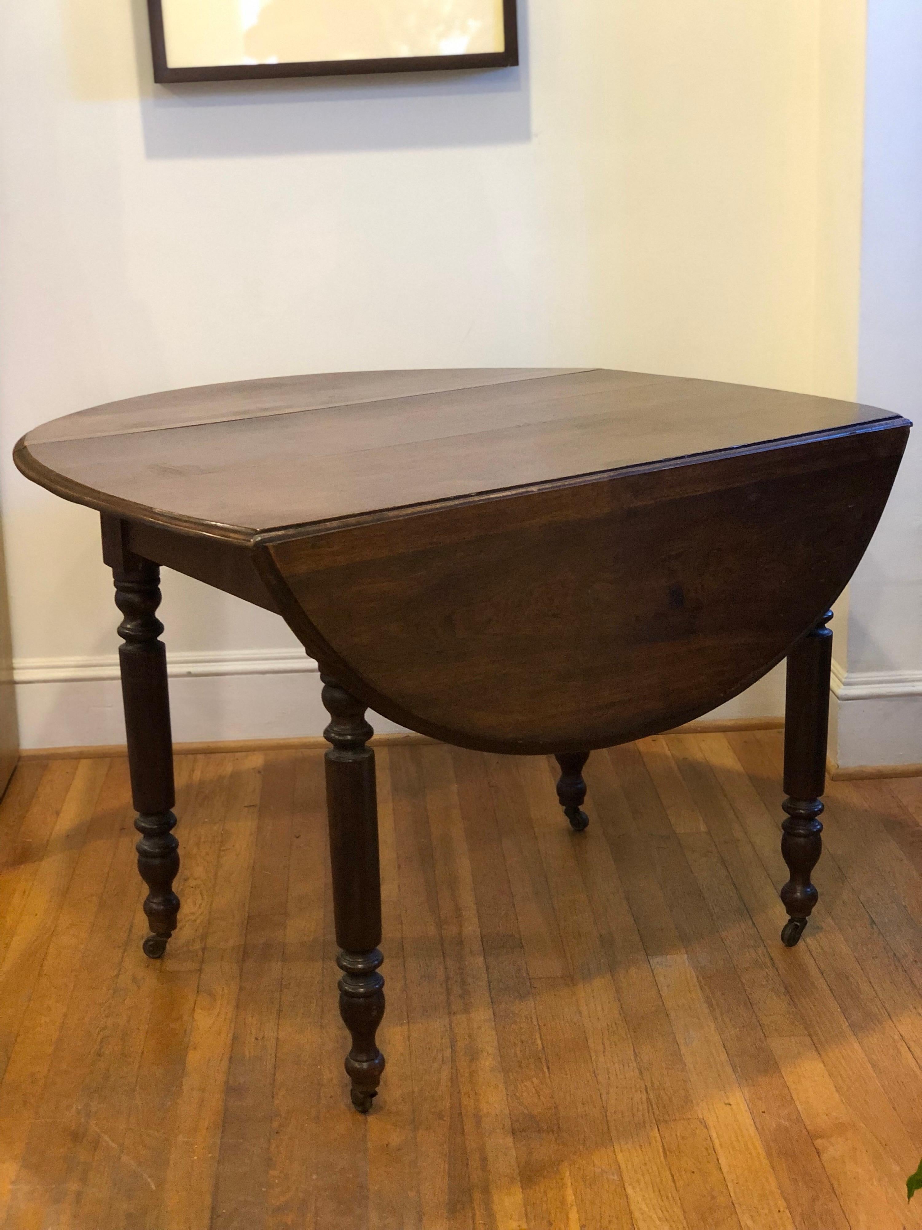 19th C. English Walnut Drop Leaf Table with Oval Top For Sale 1