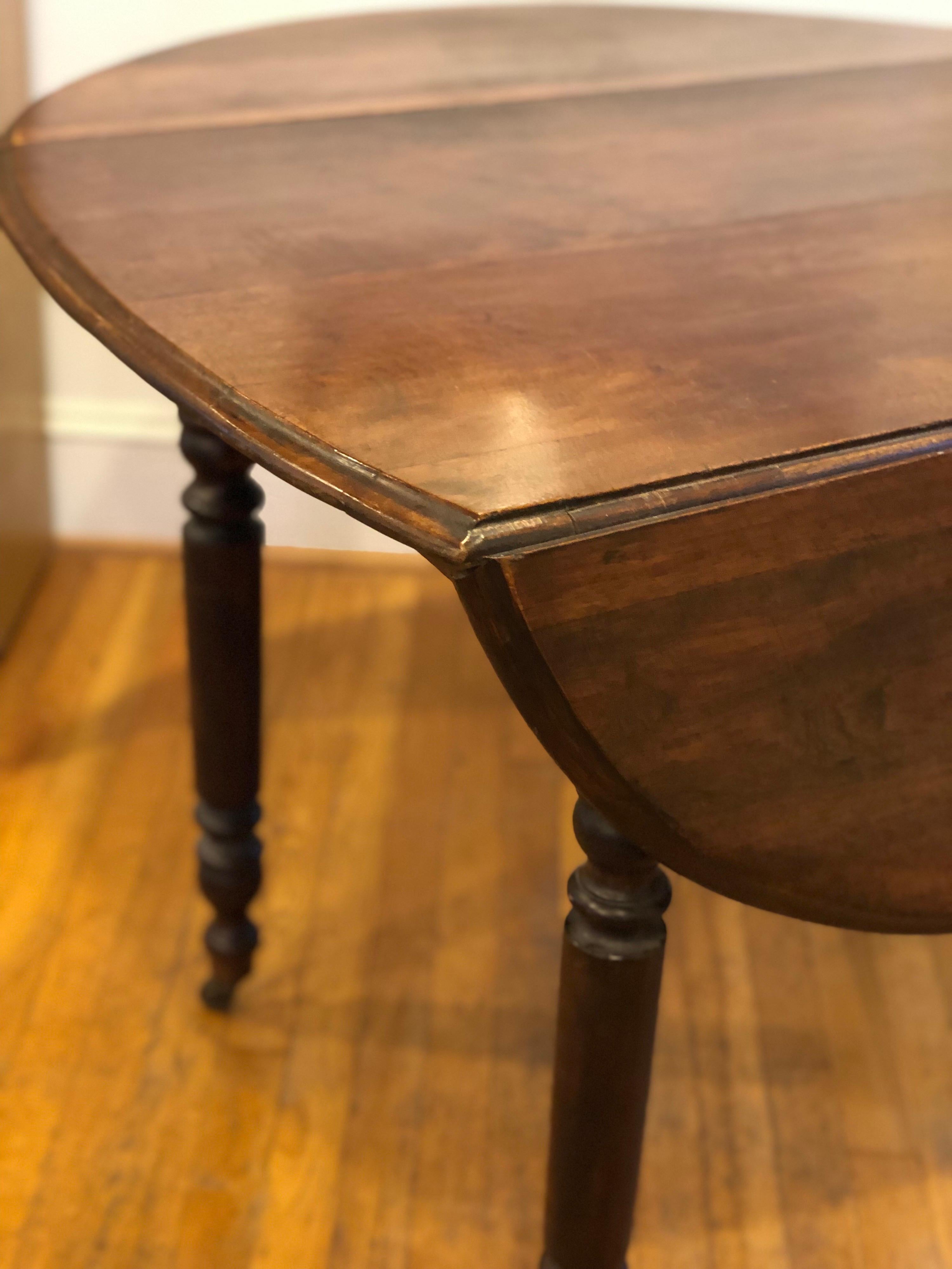 19th C. English Walnut Drop Leaf Table with Oval Top For Sale 2