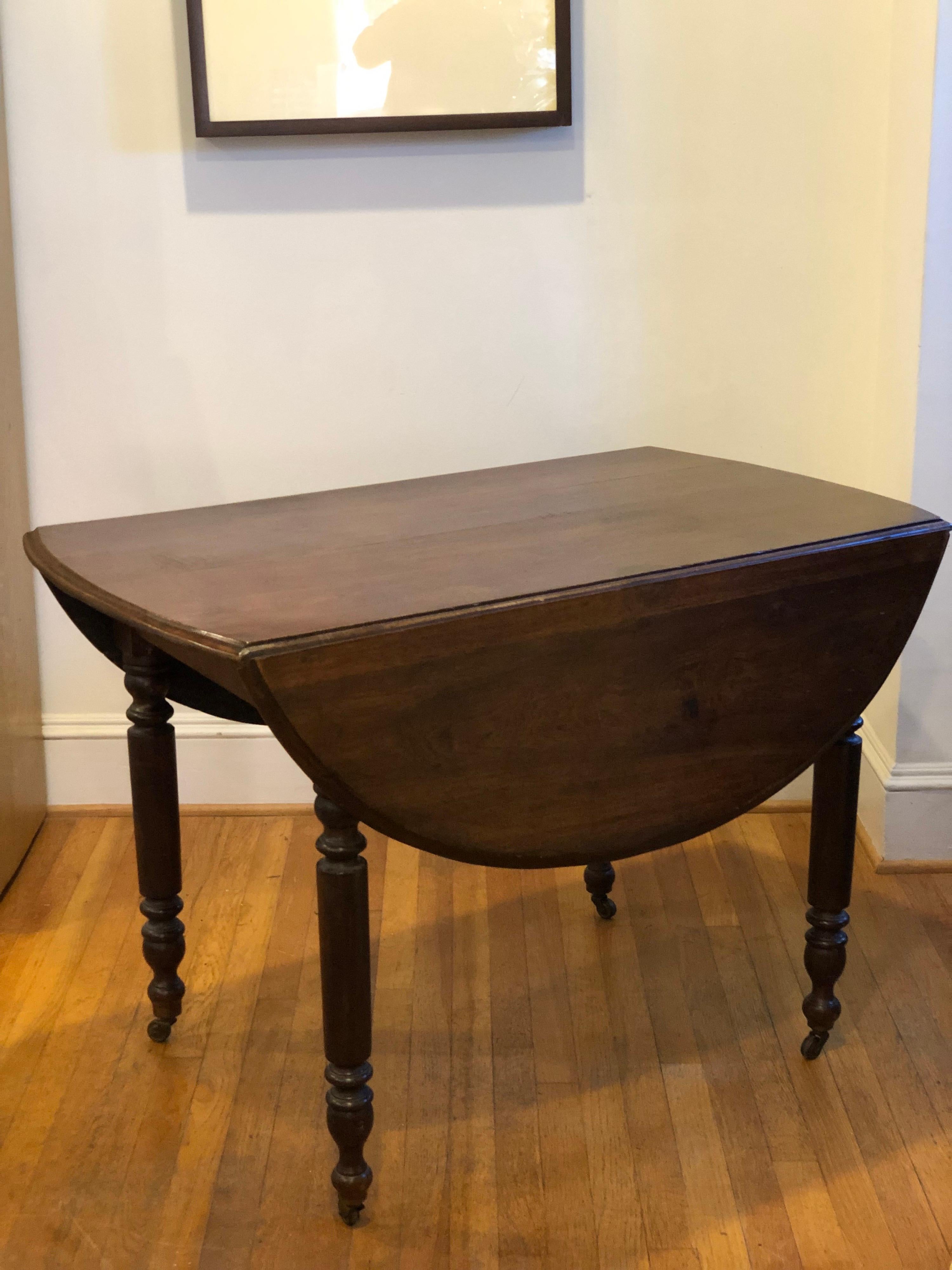 19th C. English Walnut Drop Leaf Table with Oval Top For Sale 3