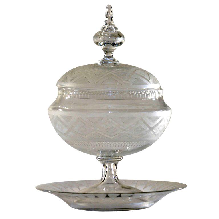Soupière/tasse à sucre anglaise du 19ème siècle en cristal taillé à la roue avec sous-assiette