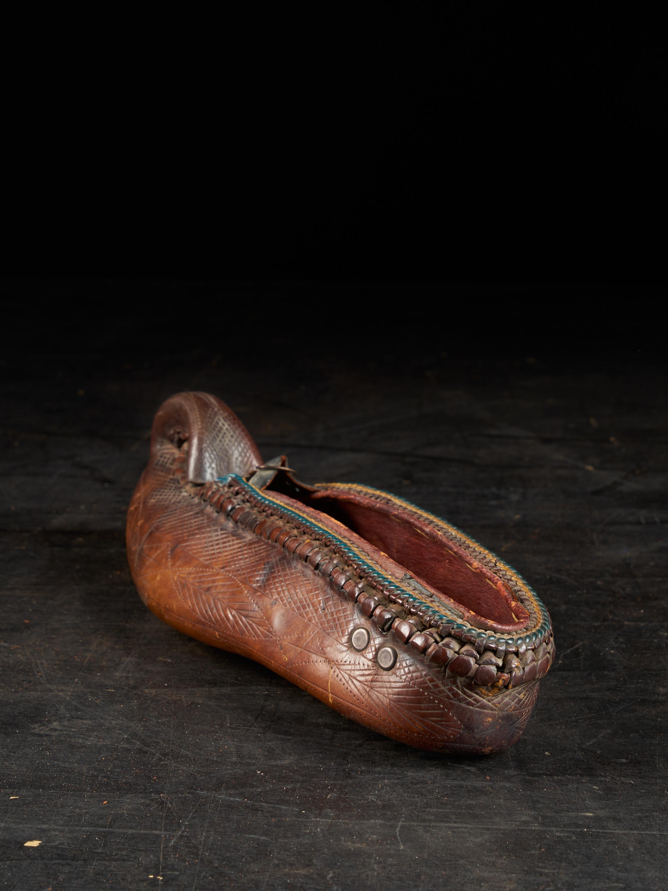 19th Century Ethnic Leather Decorated Woman's Shoe In Good Condition For Sale In Leuven , BE