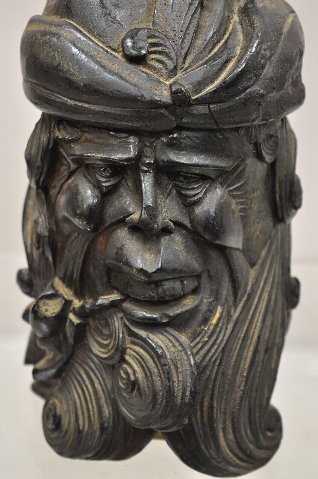 A.I.C. Cendrier à couvercle en bois sculpté d'un homme barbu de la Forêt-Noire du 19e siècle. Circa 19ème siècle. Dimensions : 9