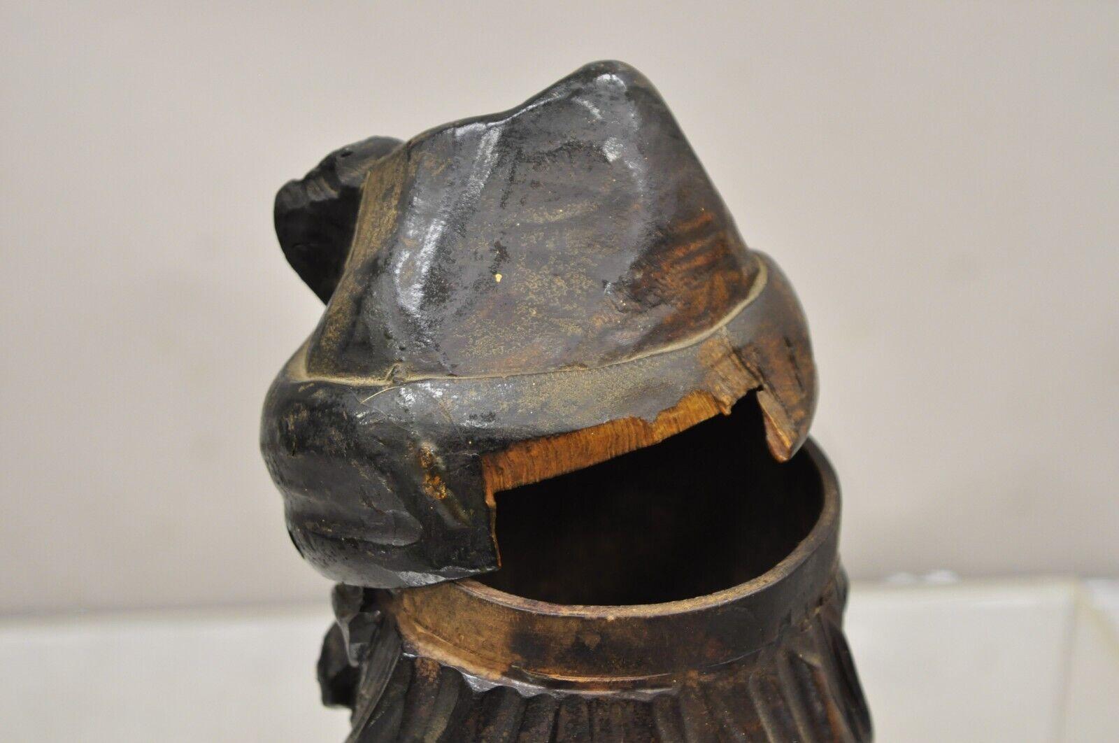 A.I.C. Black Forest Wood Wood Figural Bearded Man Lidded Tobacco Jar, 19ème siècle. en vente 2