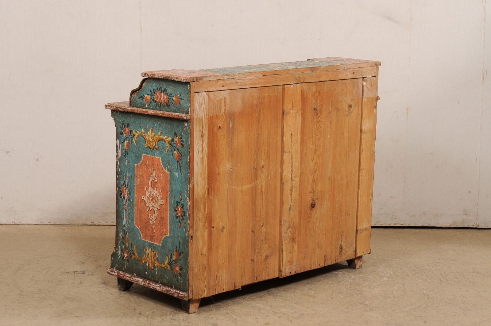 Coffre de majordome européen du 19e siècle avec sa finition d'origine magnifiquement peinte à la main en vente 6