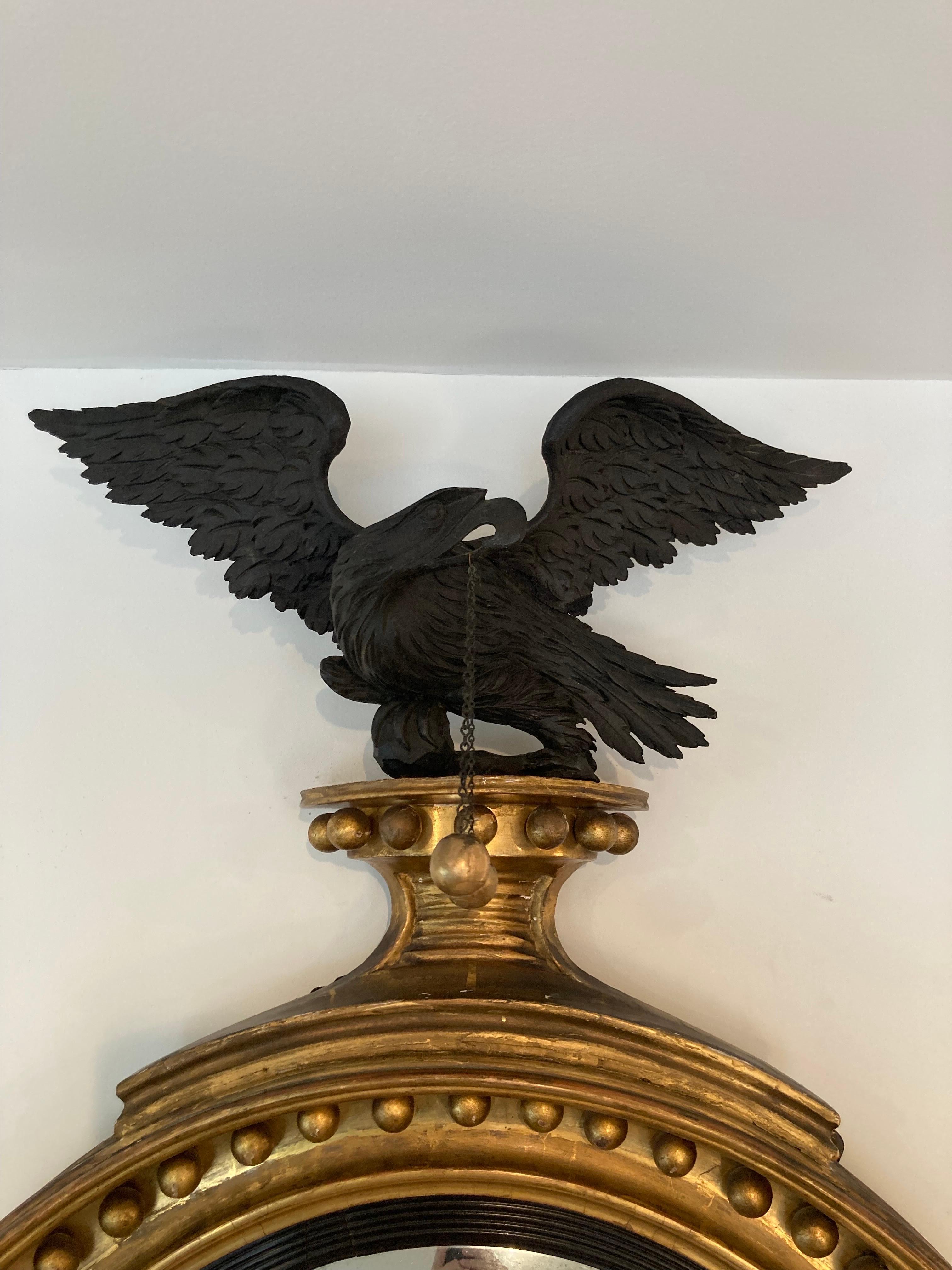 Miroir d'aigle en bois doré sculpté du 19e siècle, style fédéral en vente 1