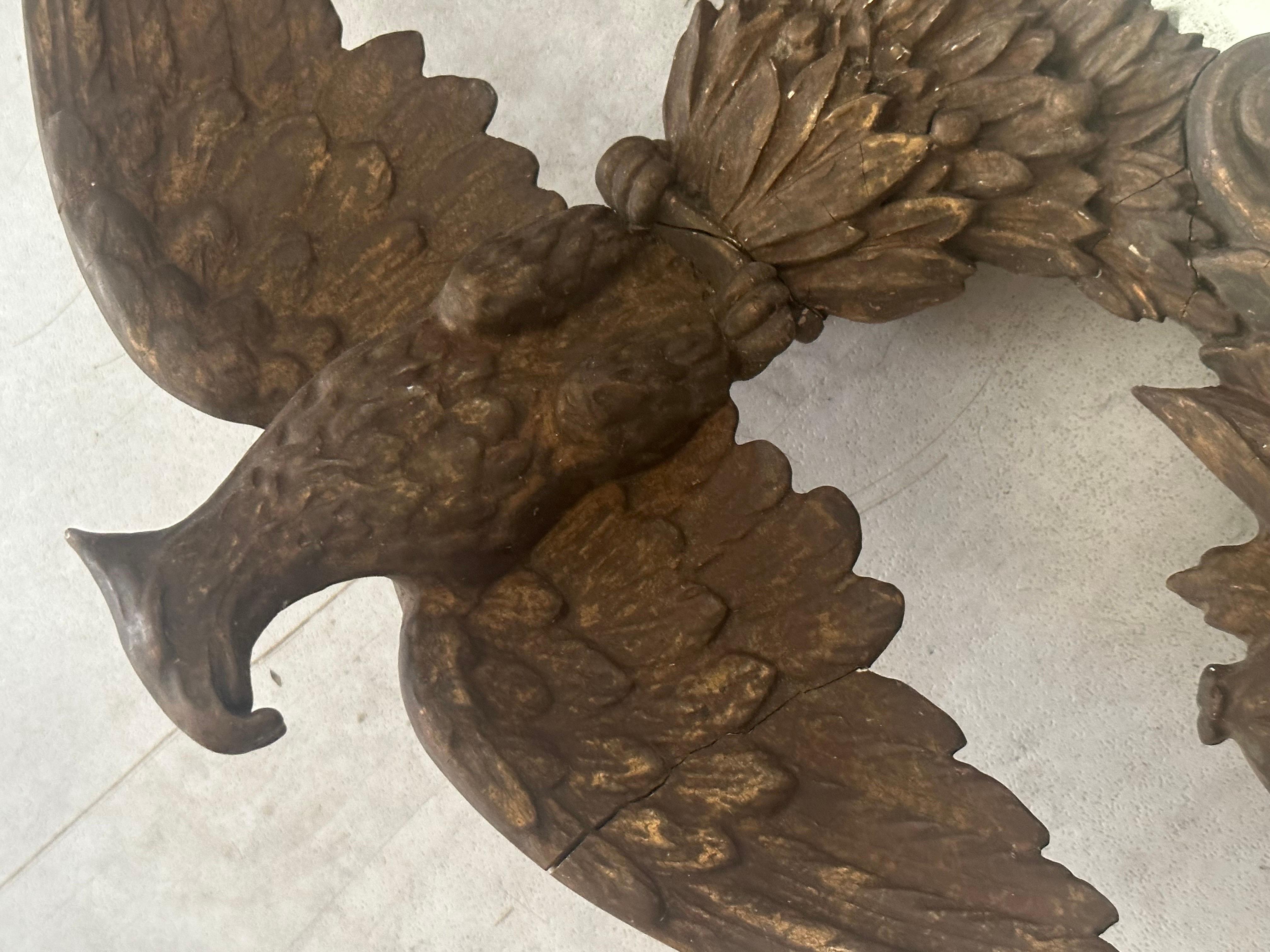Espejo de madera dorada estilo federal s. XIX con águila y cornucopias Federal en venta