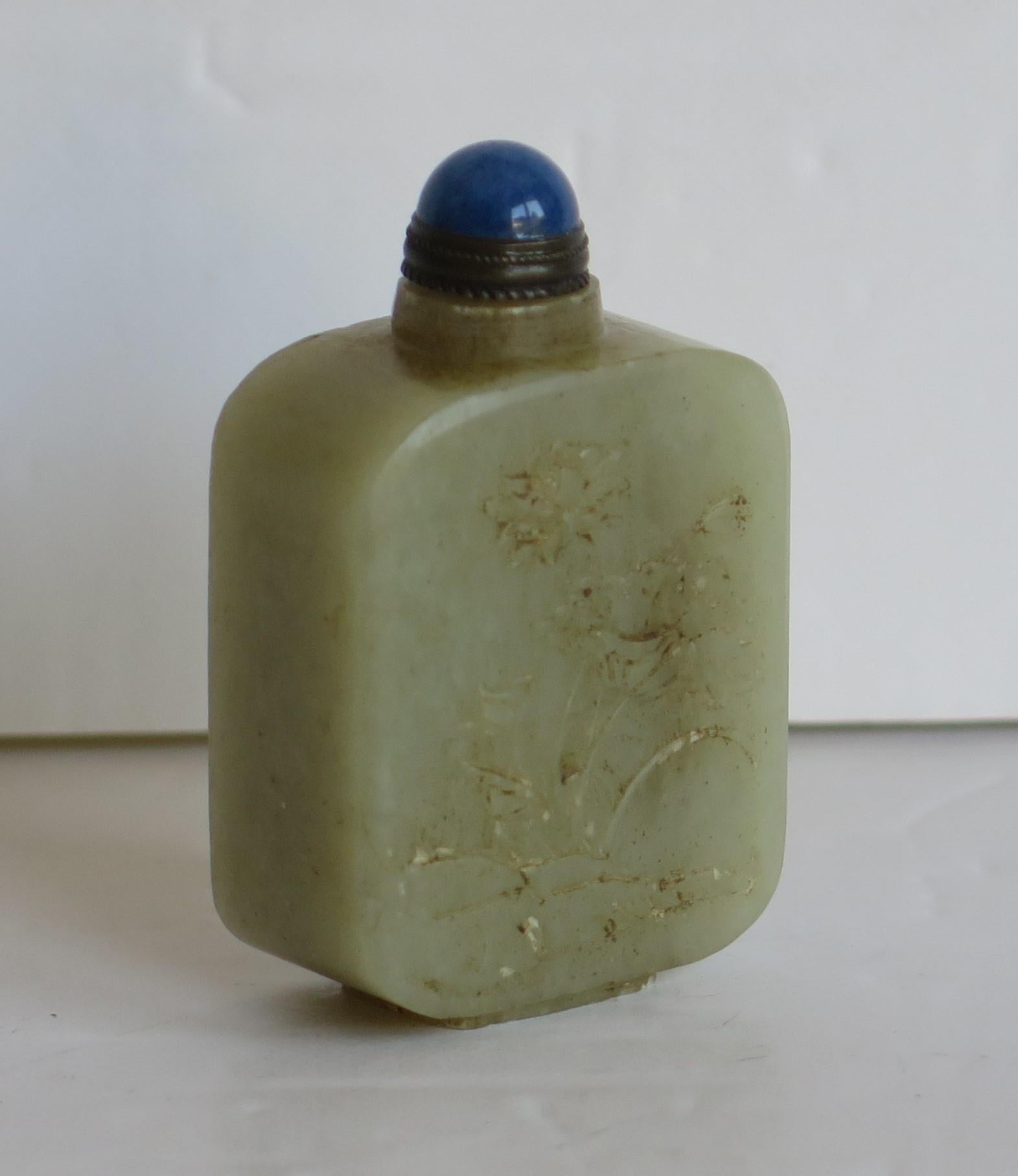 Dies ist eine schöne chinesische Schnupftabakflasche, gut geschnitzt und aus einem Stein mit einem hellen Celadon grüne Farbe, die wir als Nephrit Attribut.

Die Flasche hat eine schöne hellgrüne Seladonfarbe und steht auf einem niedrigen Fuß. Es