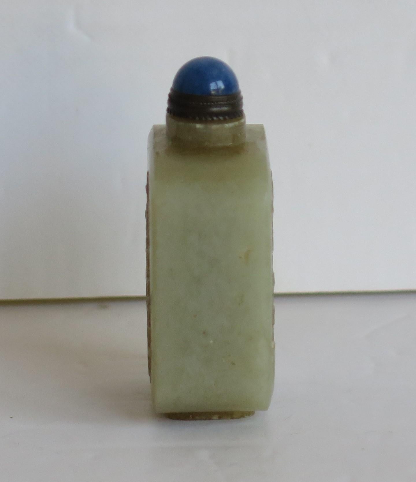 19. C Feine chinesische Schnupftabakflasche Celadon Nephrit Stein Hand geschnitzt & Löffel oben (Qing-Dynastie) im Angebot