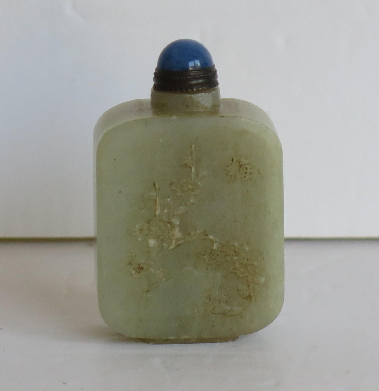 19. C Feine chinesische Schnupftabakflasche Celadon Nephrit Stein Hand geschnitzt & Löffel oben (Handgeschnitzt) im Angebot