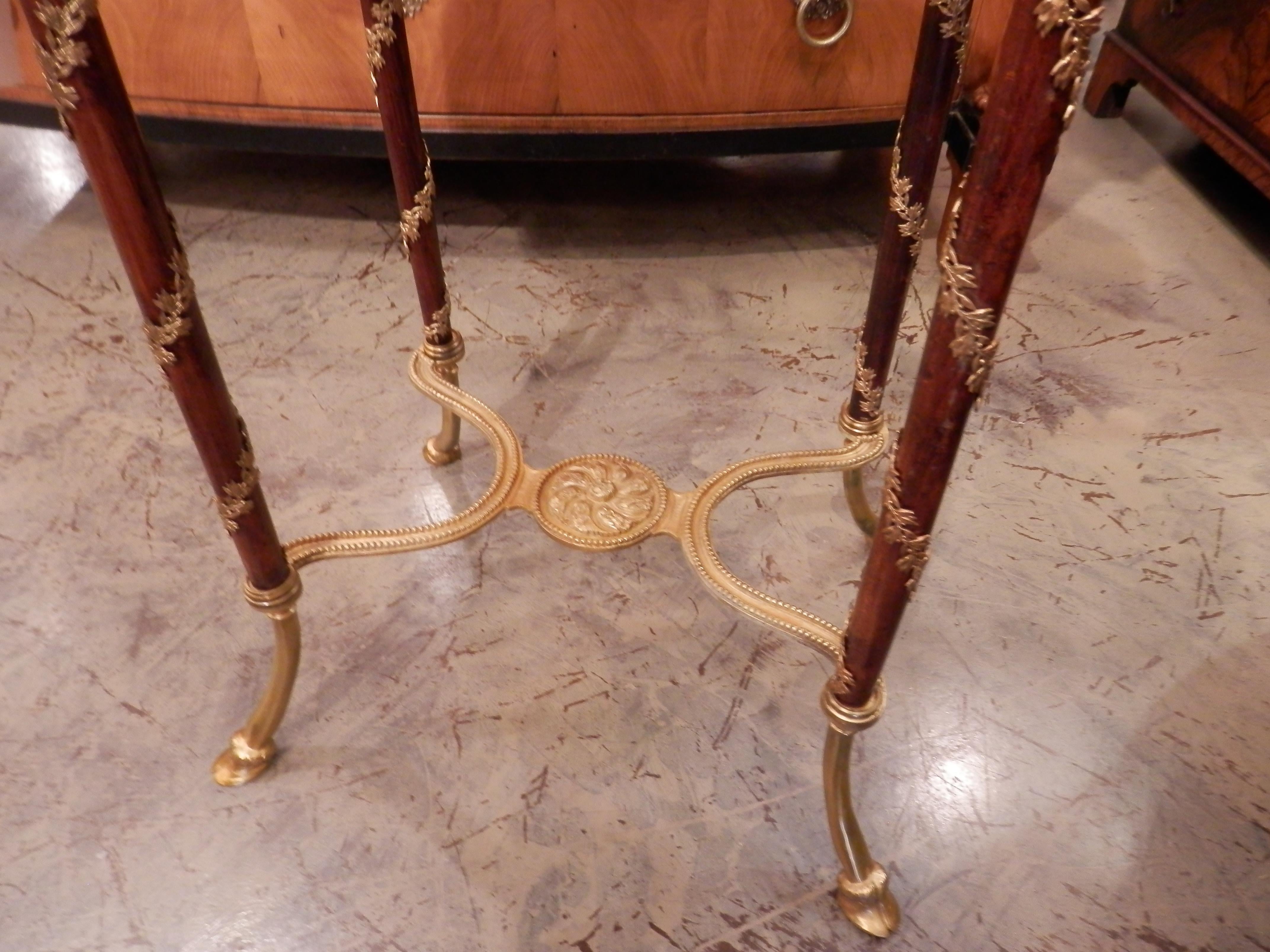 Beau guéridon du XIXe siècle à plateau en marbre fin et bronze doré, avec pieds à griffes et pieds enveloppés de bronze doré et d'acajou