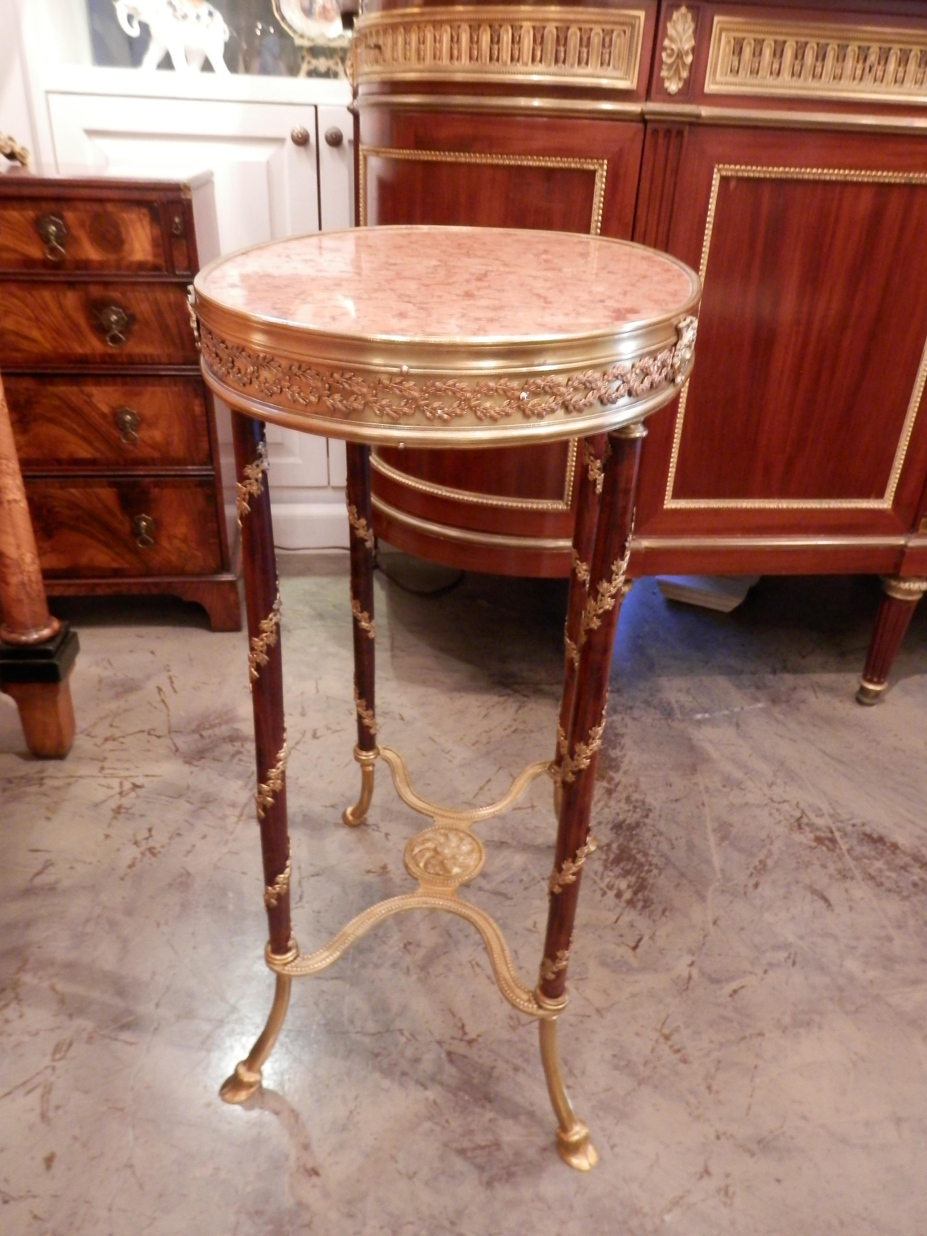 Français table Guéridon du 19ème siècle en bronze doré et marbre en vente