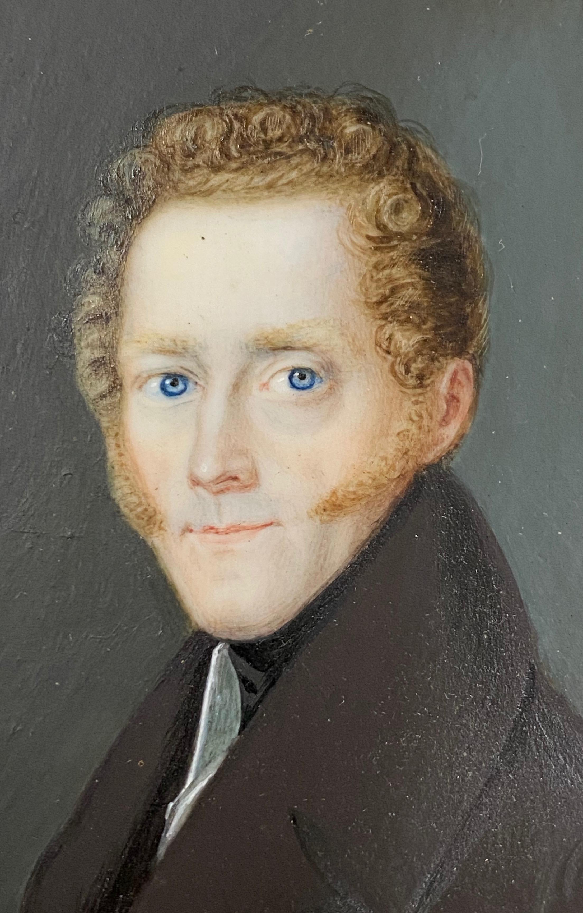 porträtminiatur eines jungen Mannes mit lockigem rotem Haar aus dem 19 (Spätviktorianisch) im Angebot