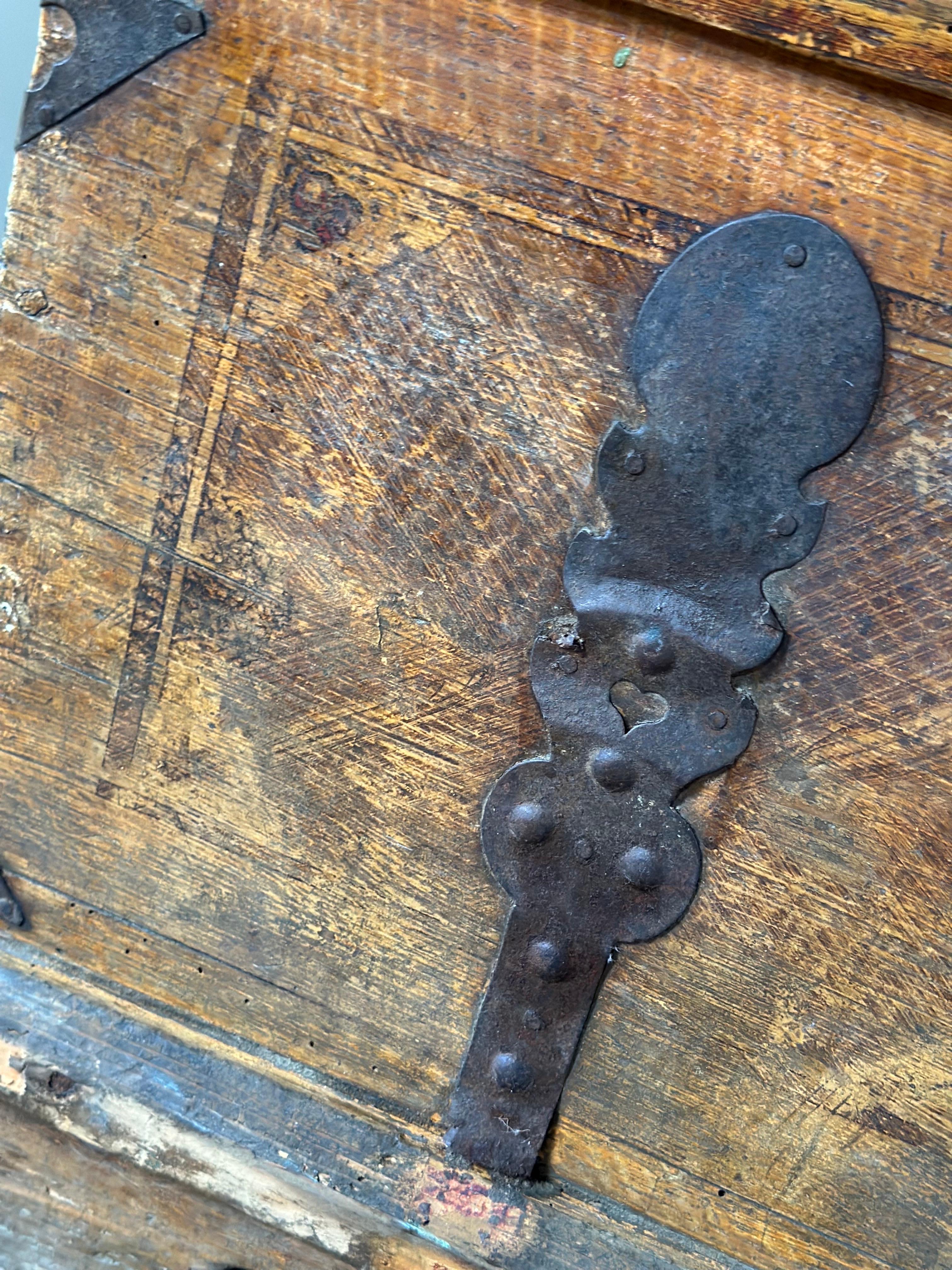 Arcón para mantas de hierro y pintado en grano, del s. XIX en Desgastado estado para la venta en Hudson, NY
