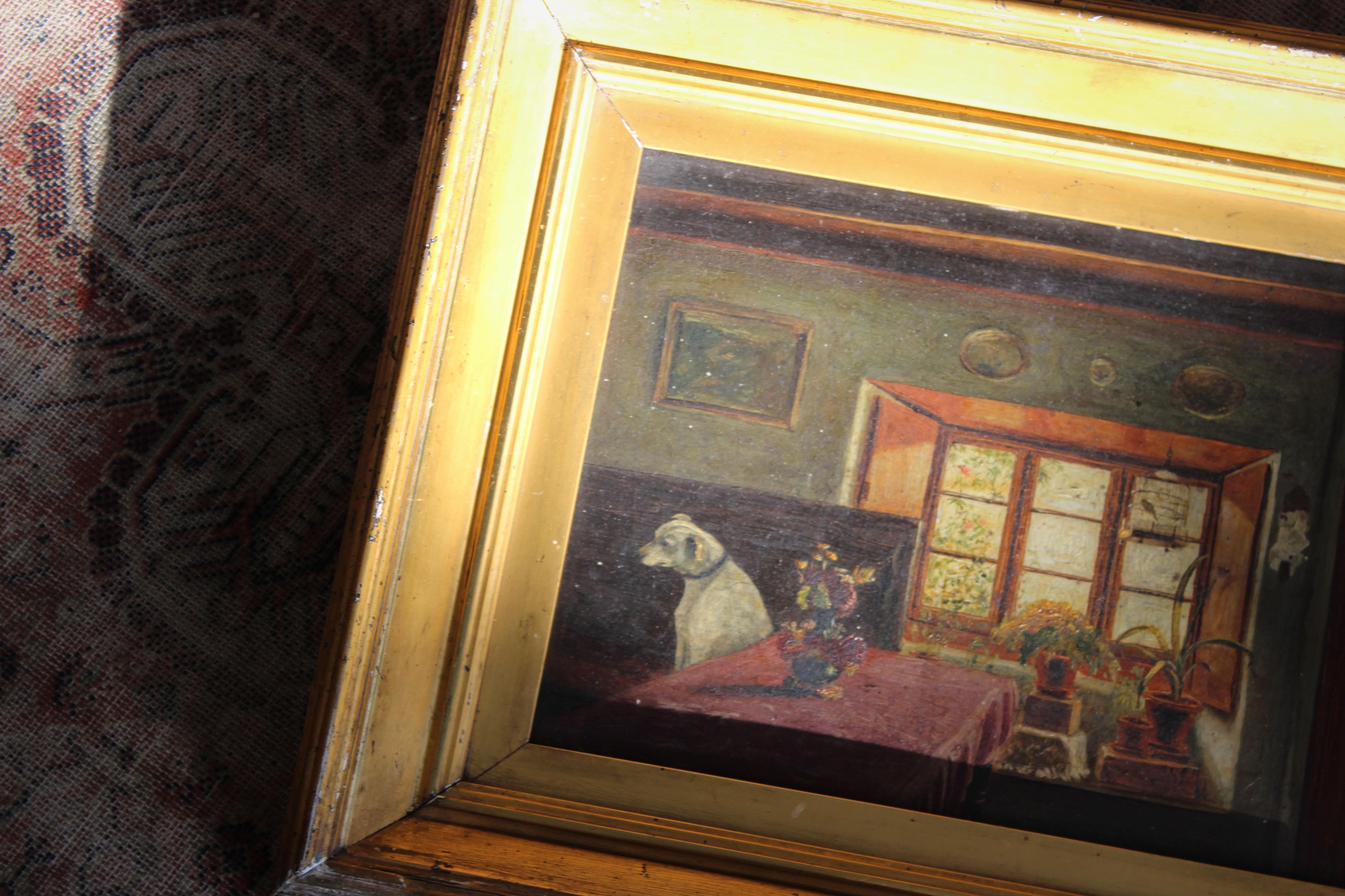 Une charmante peinture à l'huile sur panneau représentant un chien réfléchissant dans la cuisine d'une maison de campagne. Craquelures liées à l'âge sur la surface peinte, quelques coups et abrasions sur le cadre en gesso doré. Mais dans l'ensemble