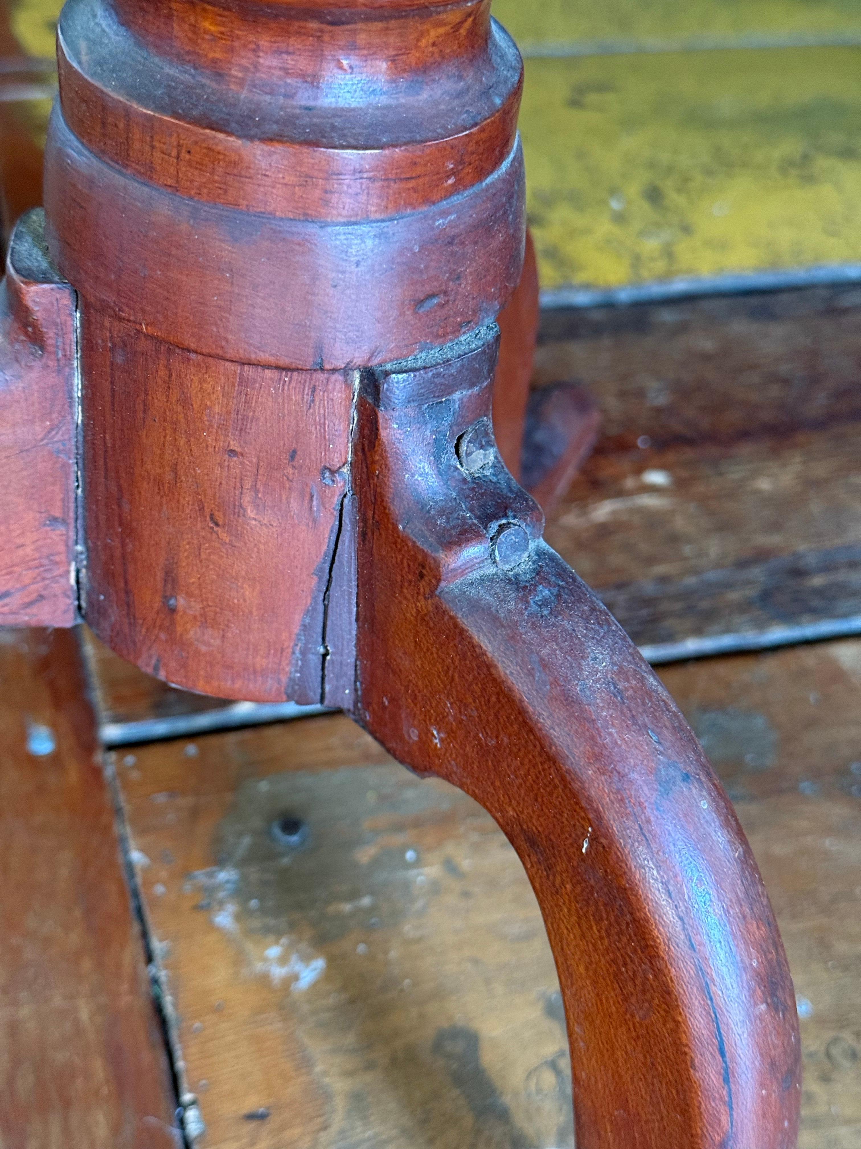 Si tratta di un bel tavolo di arte popolare del XIX secolo con piano a scacchiera e base in ciliegio tornito.  La natura grafica del piano di gioco conferisce un tocco moderno a un design altrimenti tradizionale.  Sarebbe perfetto come comodino o