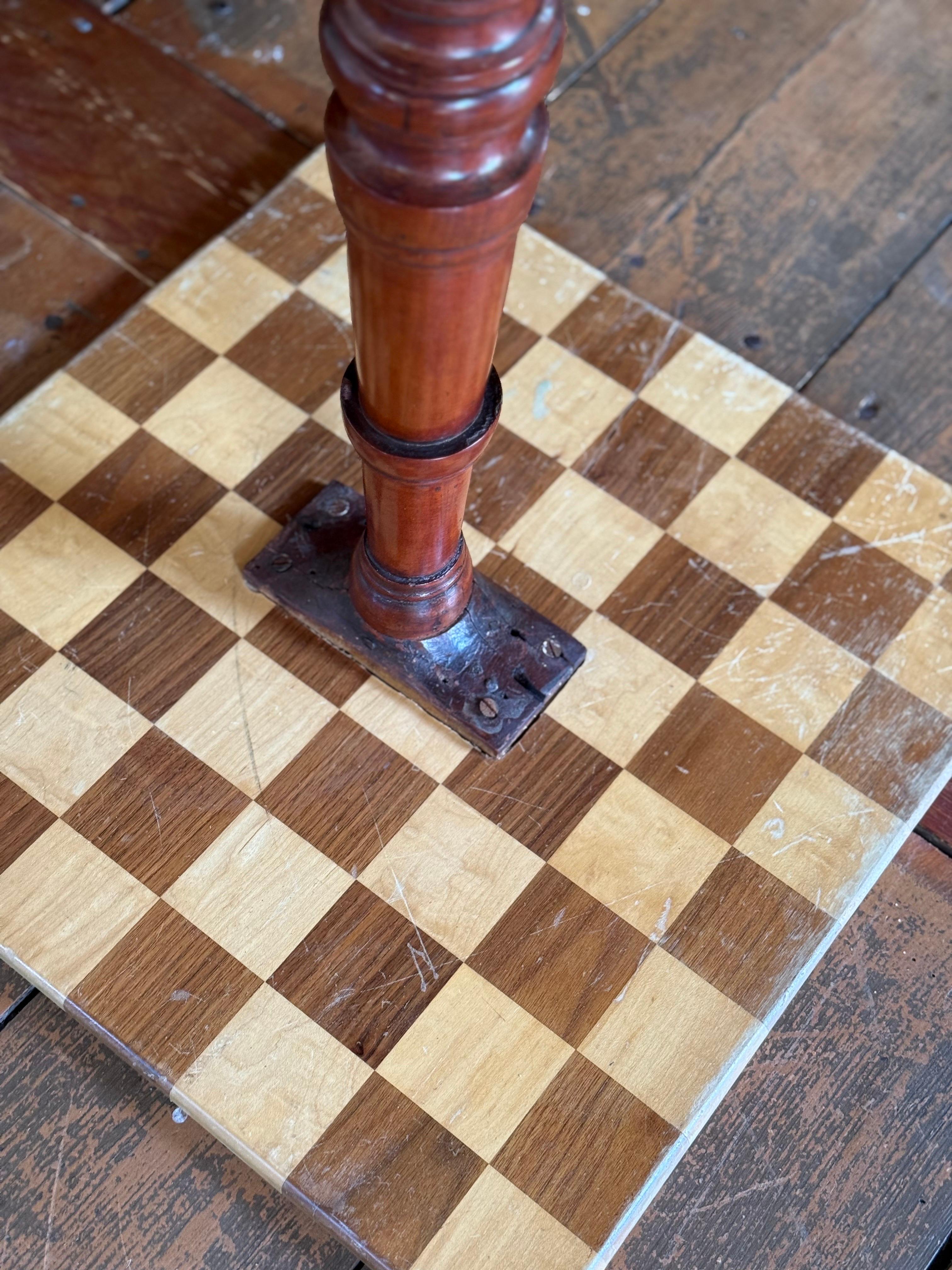 Legno Tavolo d'arte popolare del XIX secolo con piano a scacchiera in vendita