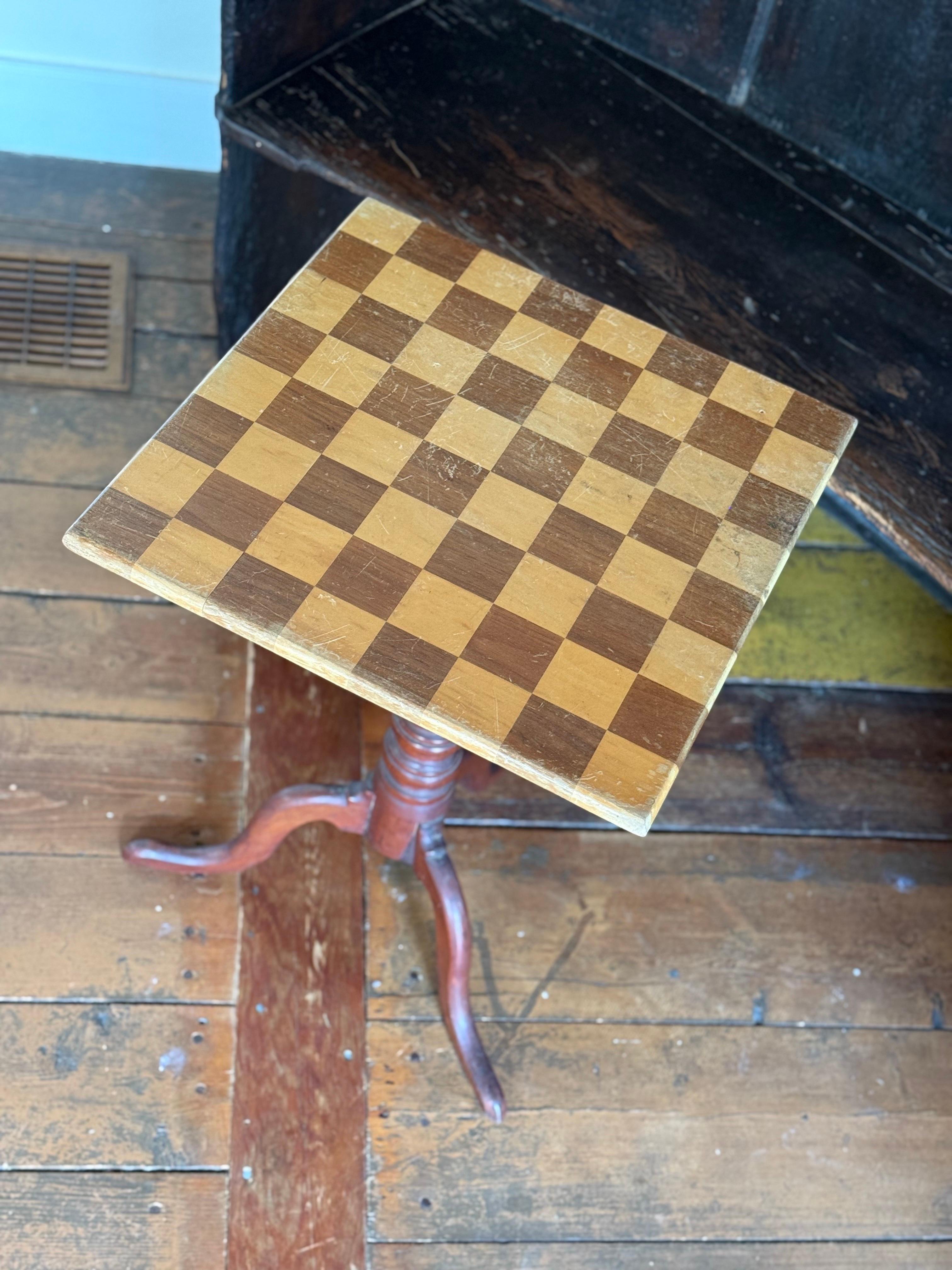 Tavolo d'arte popolare del XIX secolo con piano a scacchiera in vendita 1