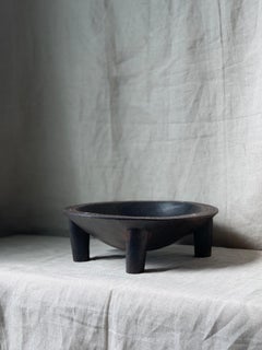 Bol Kava Tanoa foncé sur pied fait à la main en faïence Fiji Oceanian du 19ème siècle