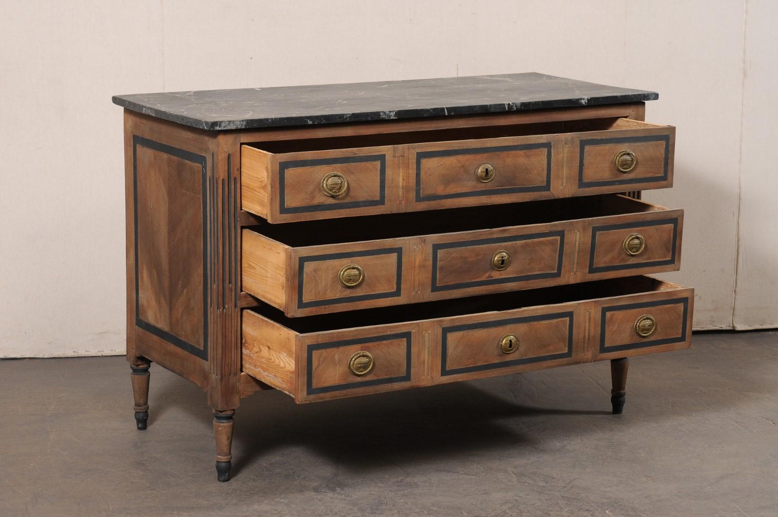 Neoclassico A.I.C. francese a 3 cassetti in legno con piano in finto marmo e ferramenta in ottone in vendita