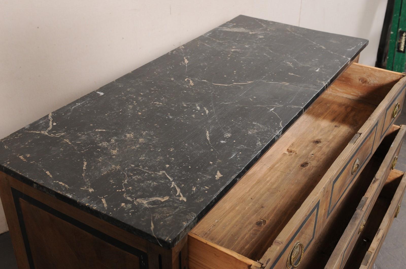A.I.C. francese a 3 cassetti in legno con piano in finto marmo e ferramenta in ottone In condizioni buone in vendita a Atlanta, GA