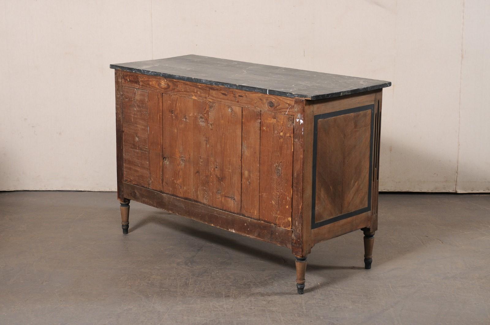 Marmo A.I.C. francese a 3 cassetti in legno con piano in finto marmo e ferramenta in ottone in vendita