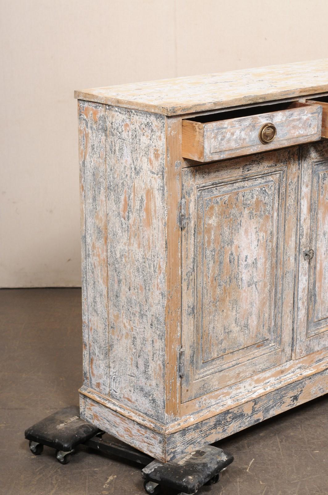 Armadietto francese a 4 porte con finitura scrostata del XIX secolo In condizioni buone in vendita a Atlanta, GA