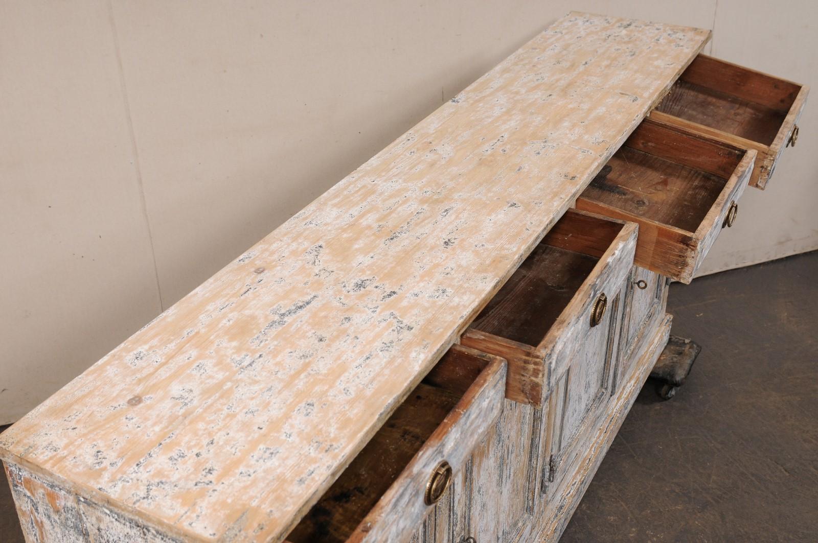 Legno Armadietto francese a 4 porte con finitura scrostata del XIX secolo in vendita