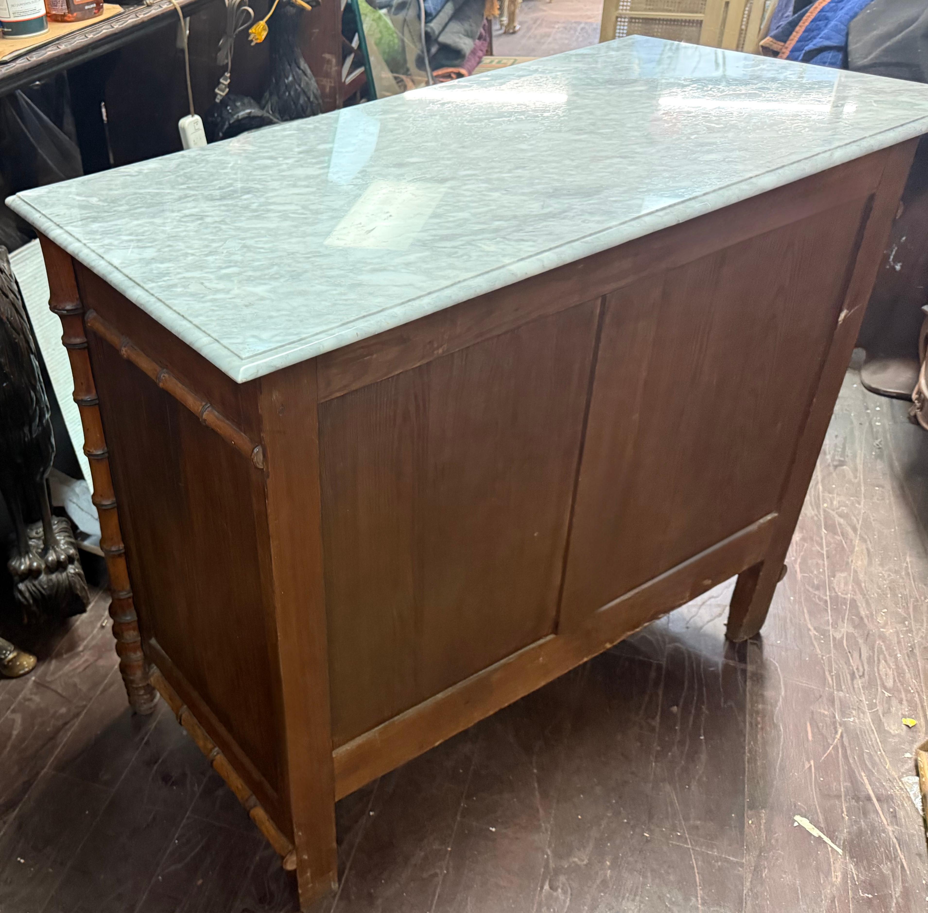 Francese XIX sec. Aesthetic Movement francese, commode in finto bambù con piano in marmo grigio in vendita