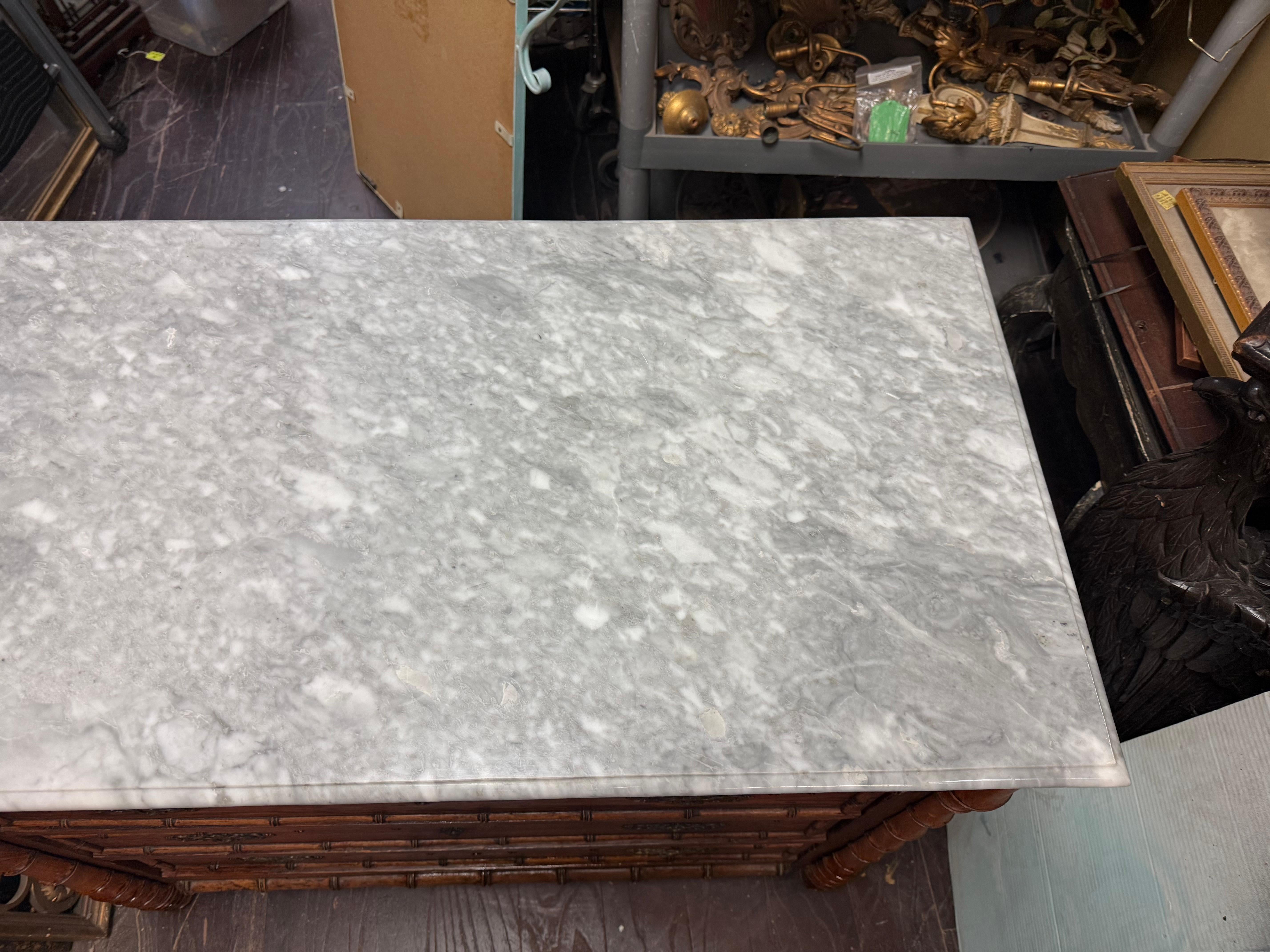 XIX sec. Aesthetic Movement francese, commode in finto bambù con piano in marmo grigio In condizioni buone in vendita a Kennesaw, GA