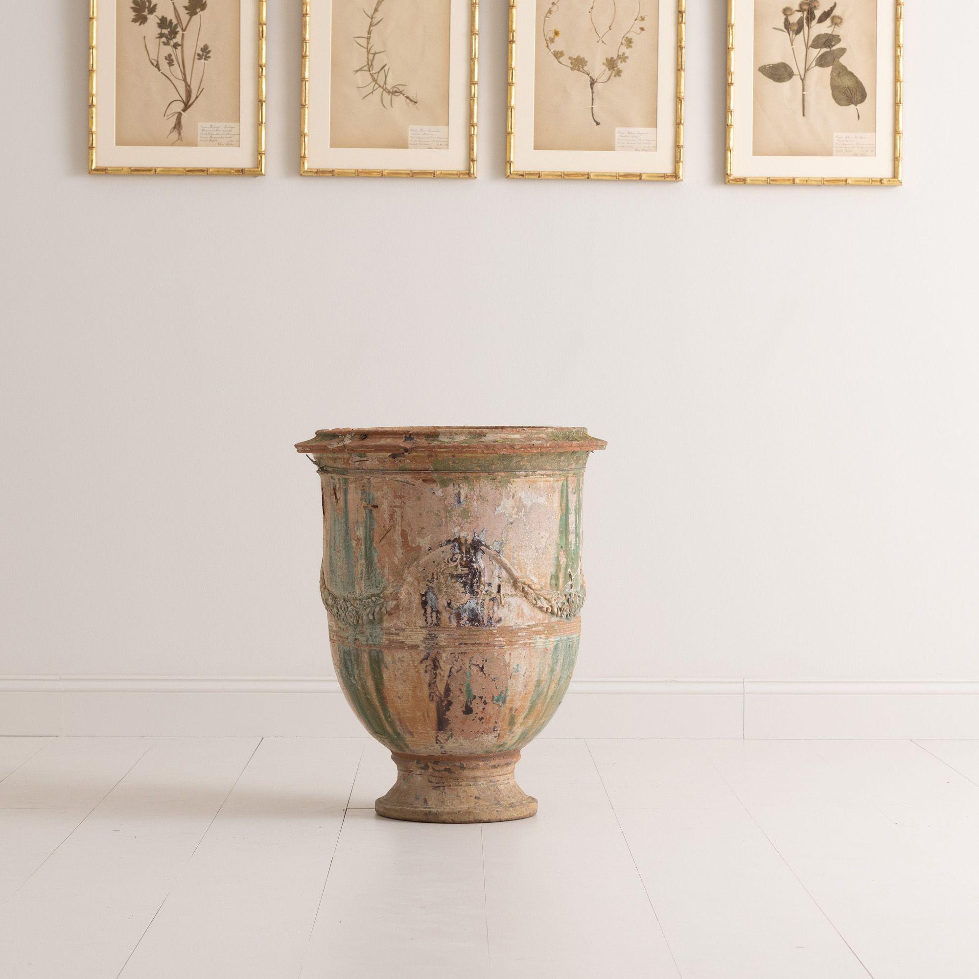 Grande urna francese Anduze jardiniere firmata da André Caulet 1860, Montpellier.  Contrassegnato da uno stemma in cartiglio.  Questo vaso ha un bellissimo smalto consumato di colore marrone, verde e ocra, con le tradizionali volute in rilievo. 
