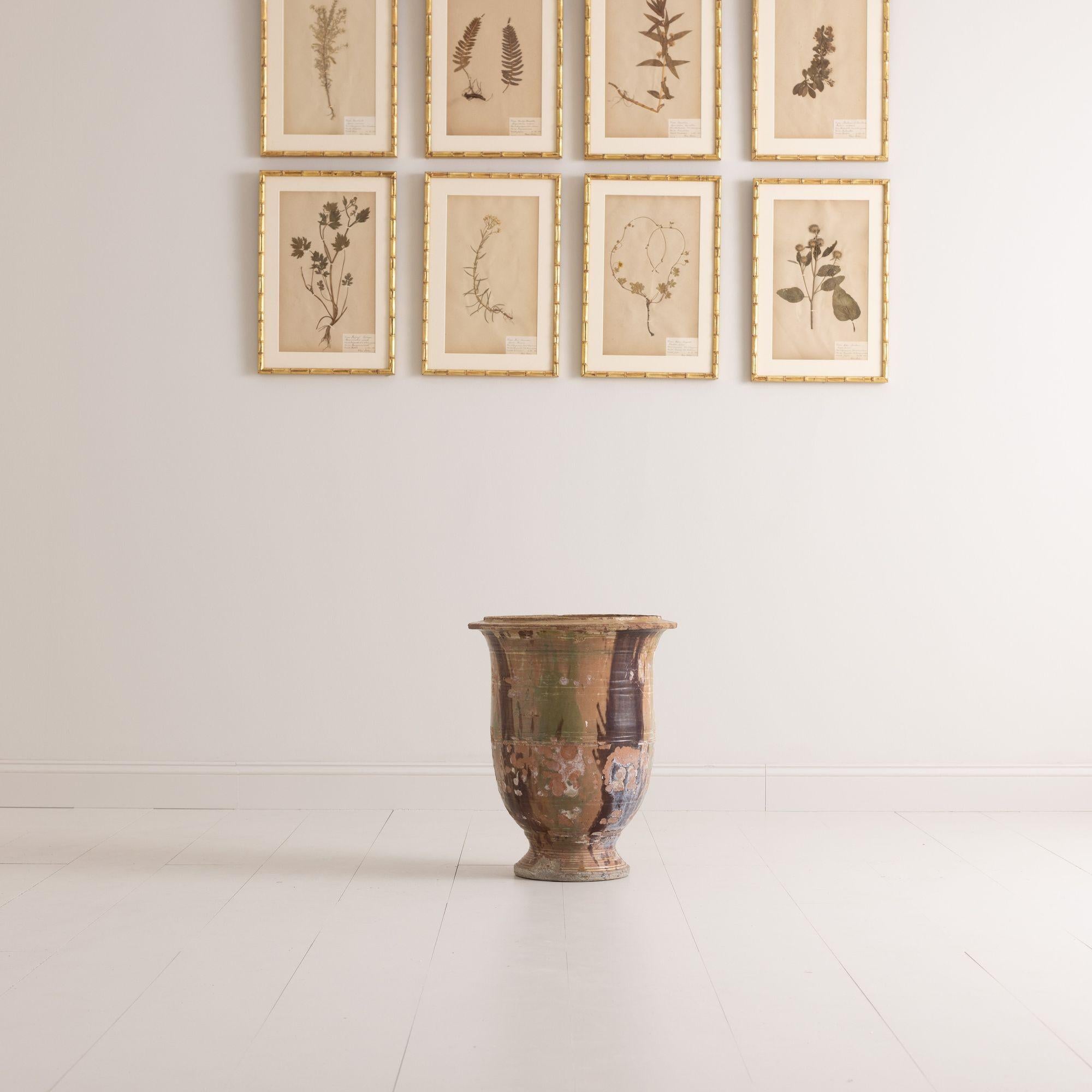 Eine französische Jardiniere von Anduze, signiert von Boisset Rodier, dem ursprünglichen Hersteller der Vasen von Anduze.  Dieses Stück hat eine schöne abgenutzte Glasur aus Braun, Grün und Ocker mit dekorativen eingeschnittenen Ringen. Der Topf
