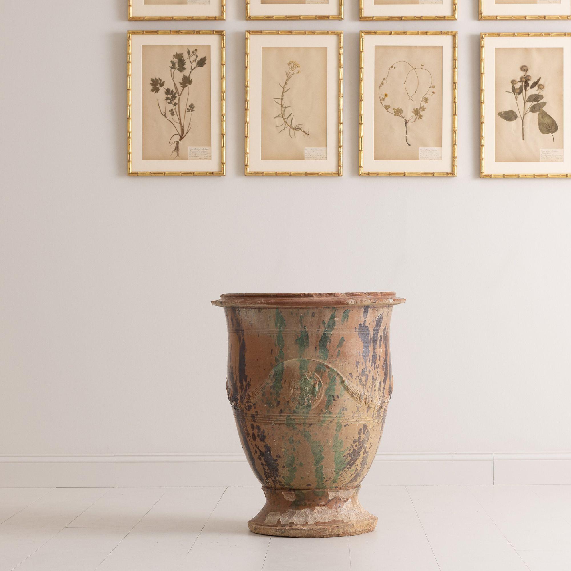 Ein großer französischer Anduze-Topf, signiert vom ursprünglichen Hersteller der Anduze-Vasen, Boisset. Gekennzeichnet mit dem Boisset-Wappen in einer Kartusche. Dieses Stück hat eine schöne, abgenutzte Glasur aus Braun, Grün und Ocker mit