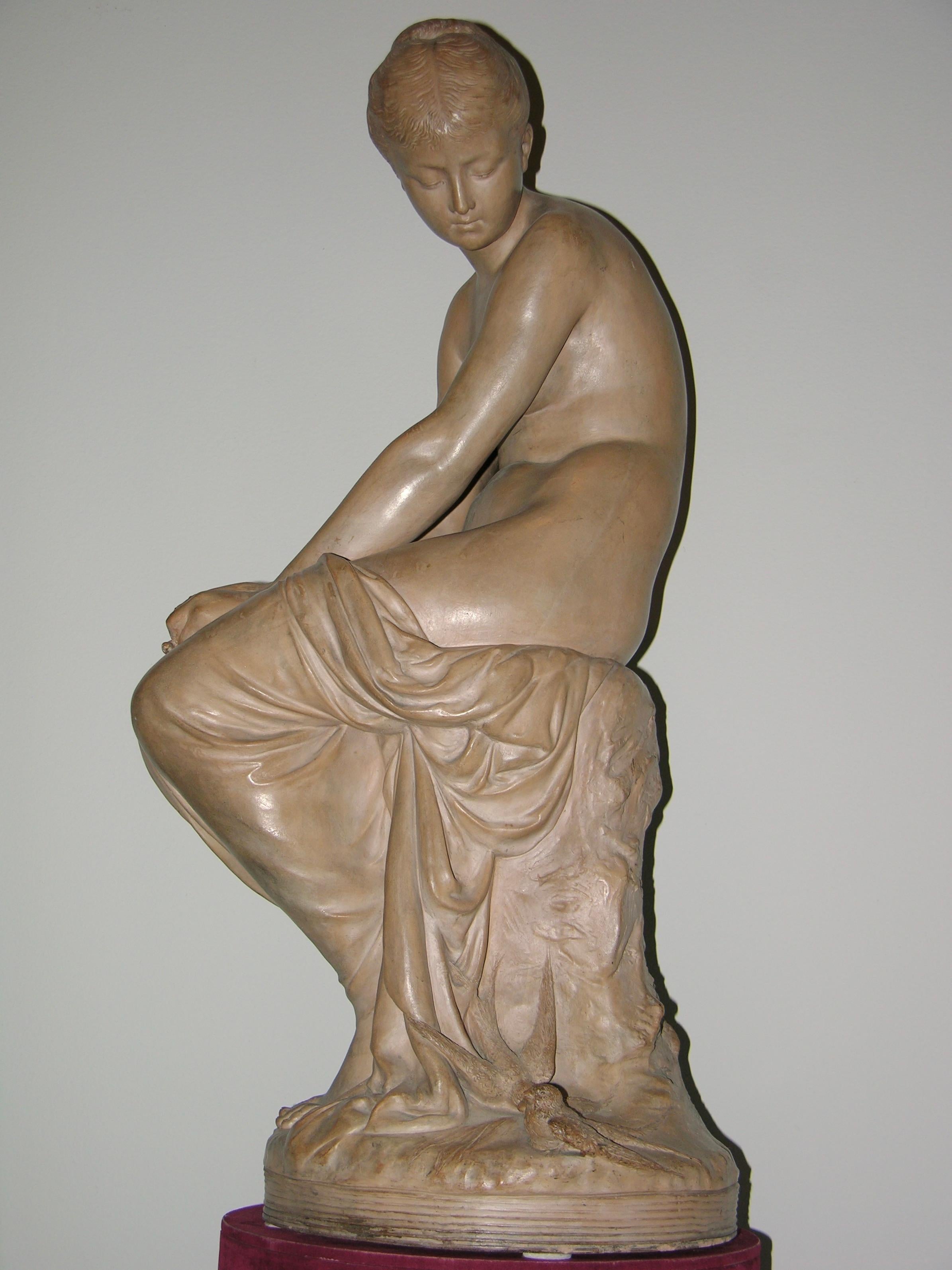 Scultura in terracotta color taupe firmata Antique French del 19° secolo con donna e passeri in vendita 2