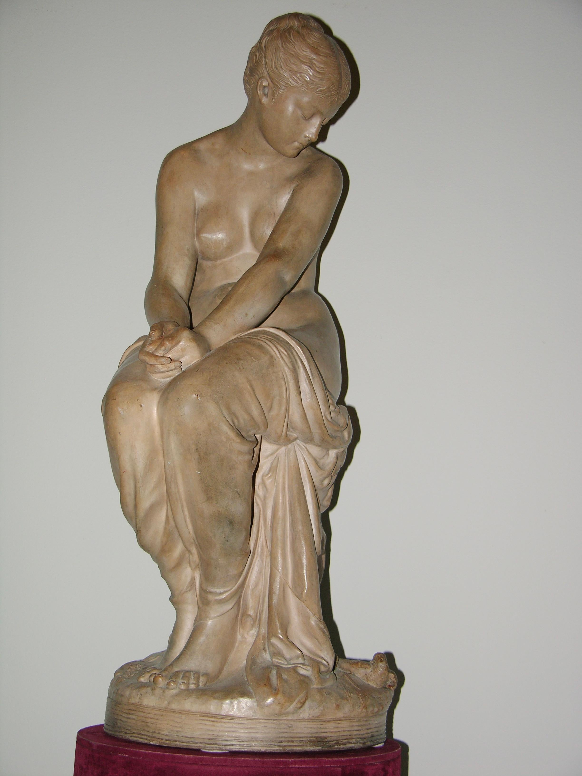 CIRCA 1870, terracotta con bella patina originale, Works of Art dello scultore francese Auguste Joseph Peiffer (1832-1886), firmato. Peiffer era specializzato nel presentare soggetti mitologici e allegorici come graziose sculture di donne in marmo e