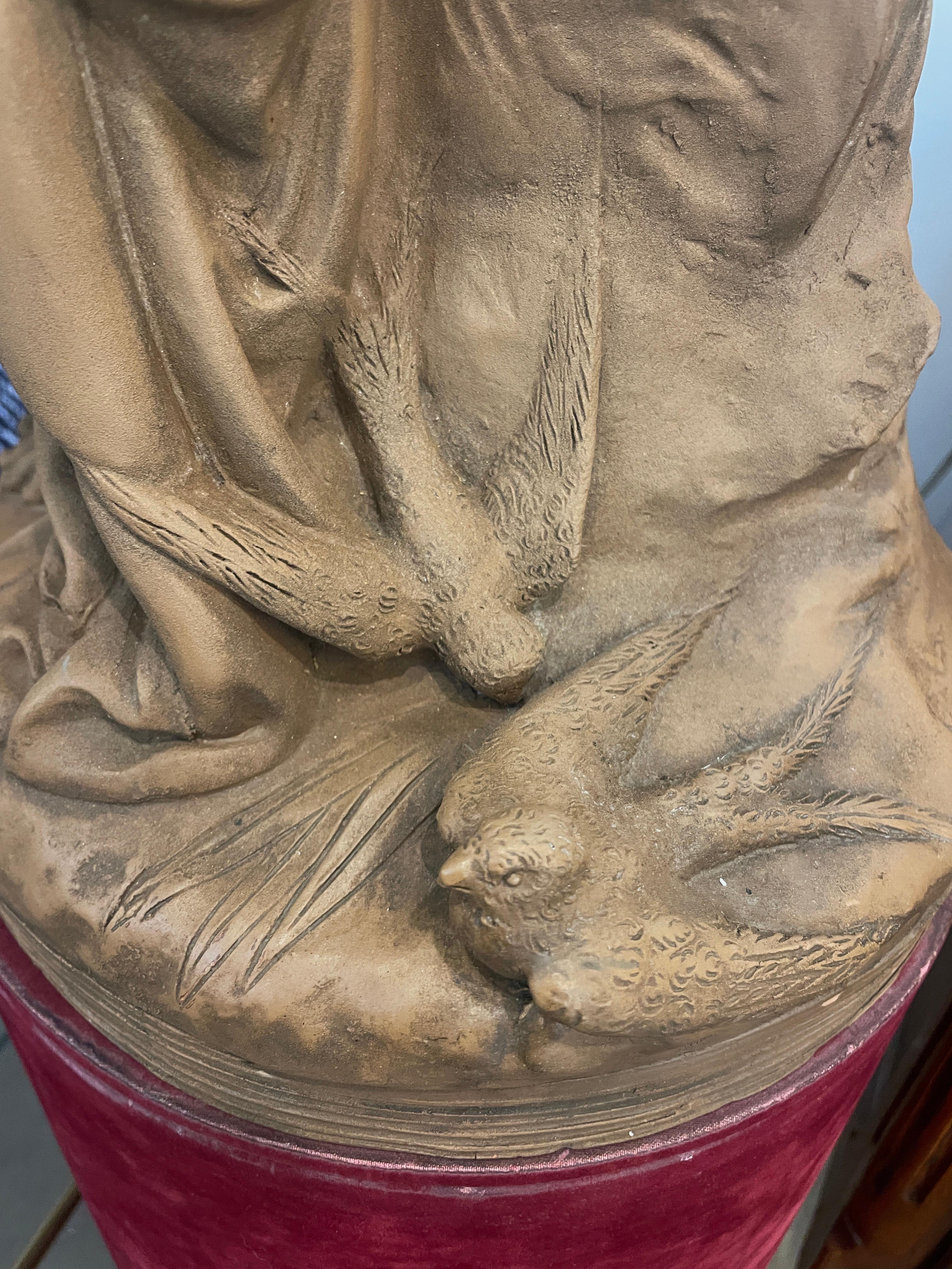 Francese Scultura in terracotta color taupe firmata Antique French del 19° secolo con donna e passeri in vendita