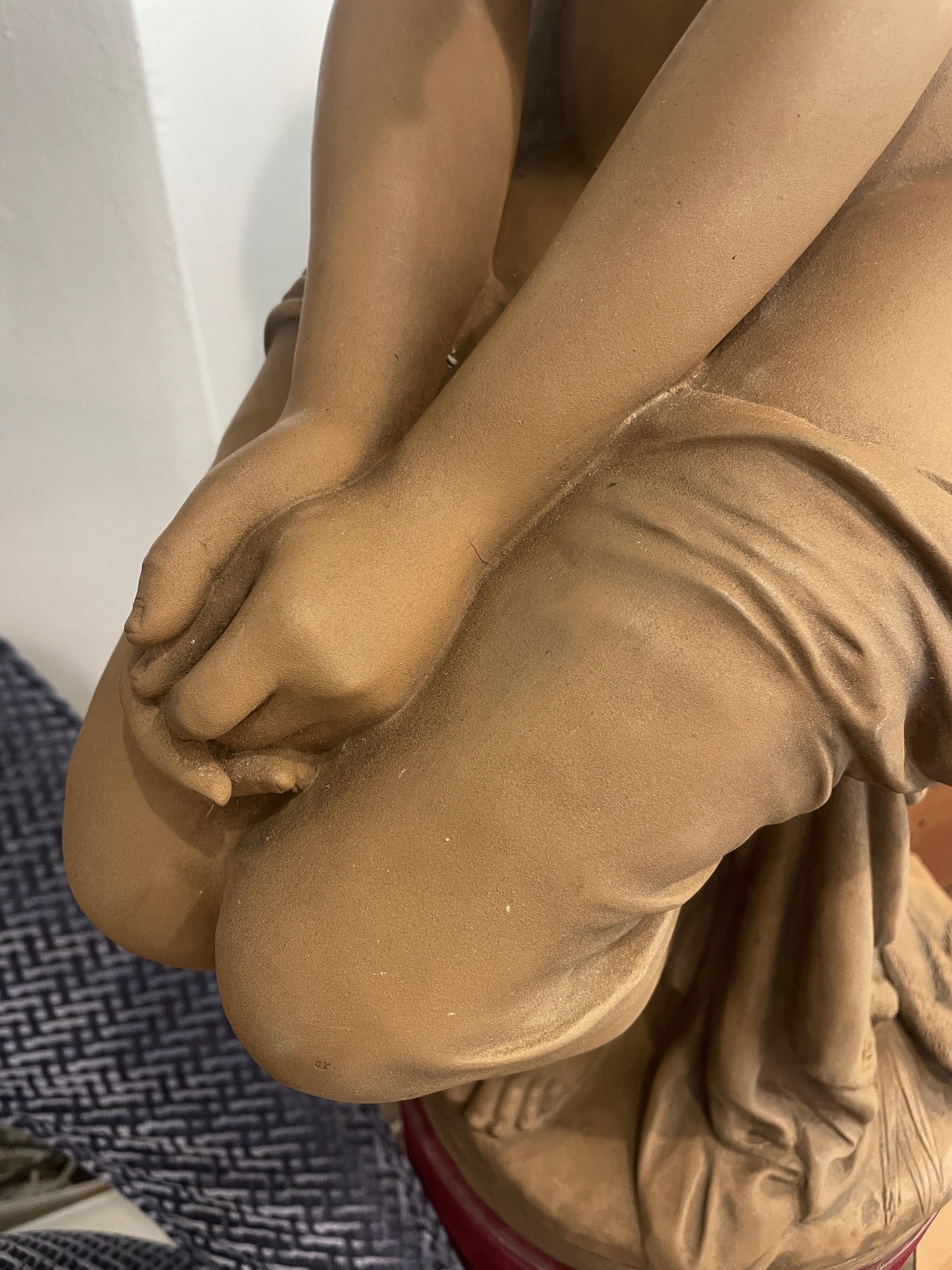 Scultura in terracotta color taupe firmata Antique French del 19° secolo con donna e passeri In condizioni ottime in vendita a New York, NY