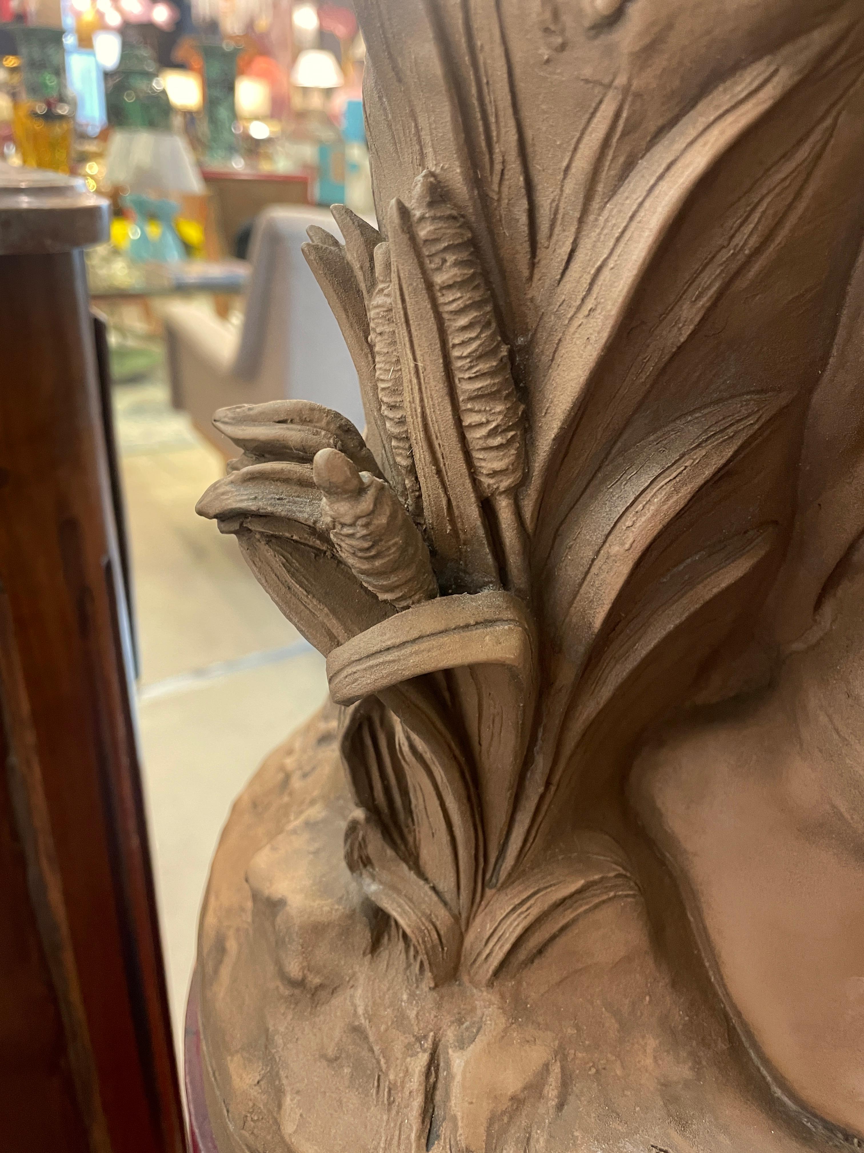 XIX secolo Scultura in terracotta color taupe firmata Antique French del 19° secolo con donna e passeri in vendita
