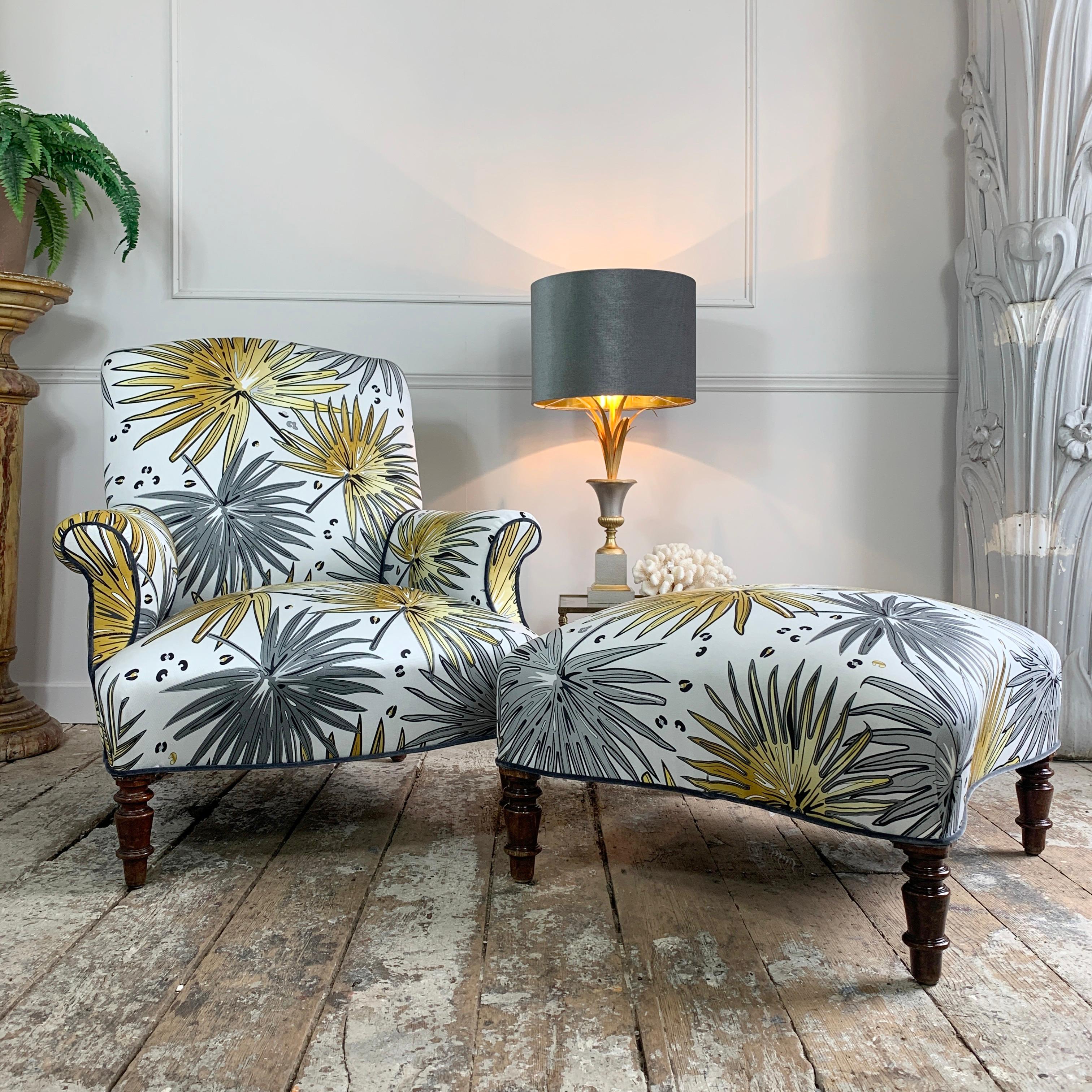 Sillón y reposapiés franceses del s. XIX en tela de 
