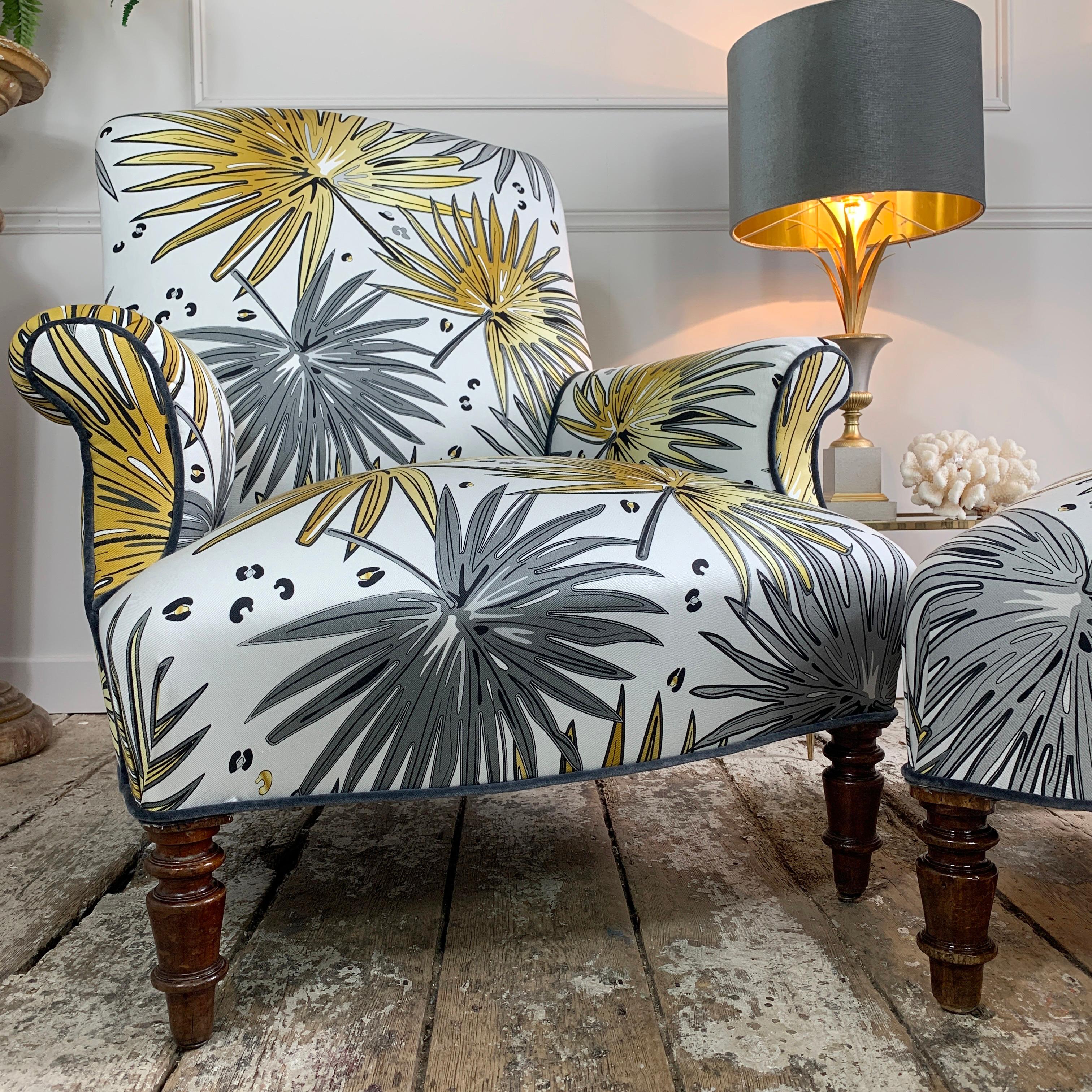 Sillón y reposapiés franceses del s. XIX en tela de 