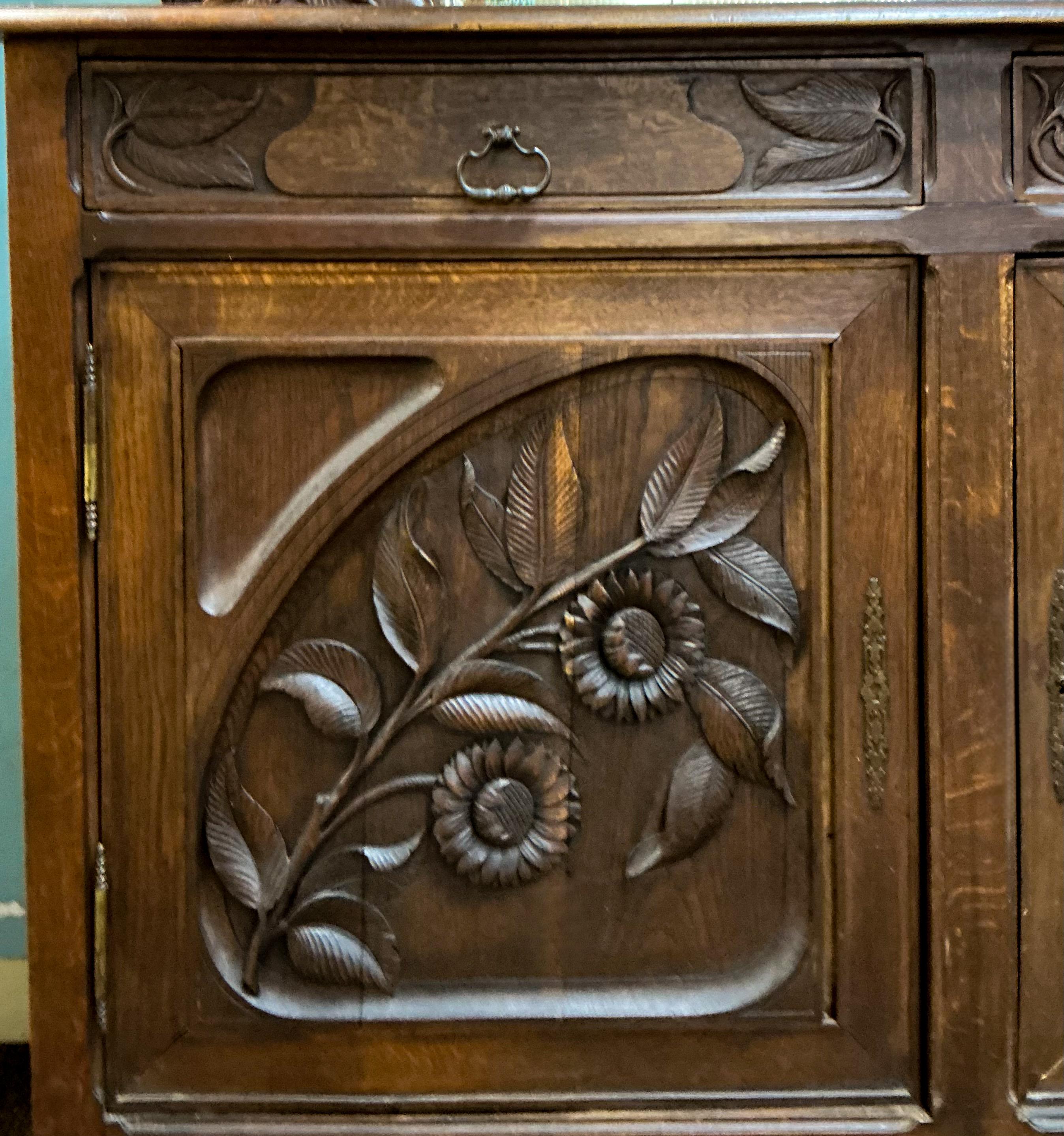 Siglo XIX Art Nouveau francés Roble Tallado  Armario Floral / Aparador / Conejera Francés en venta