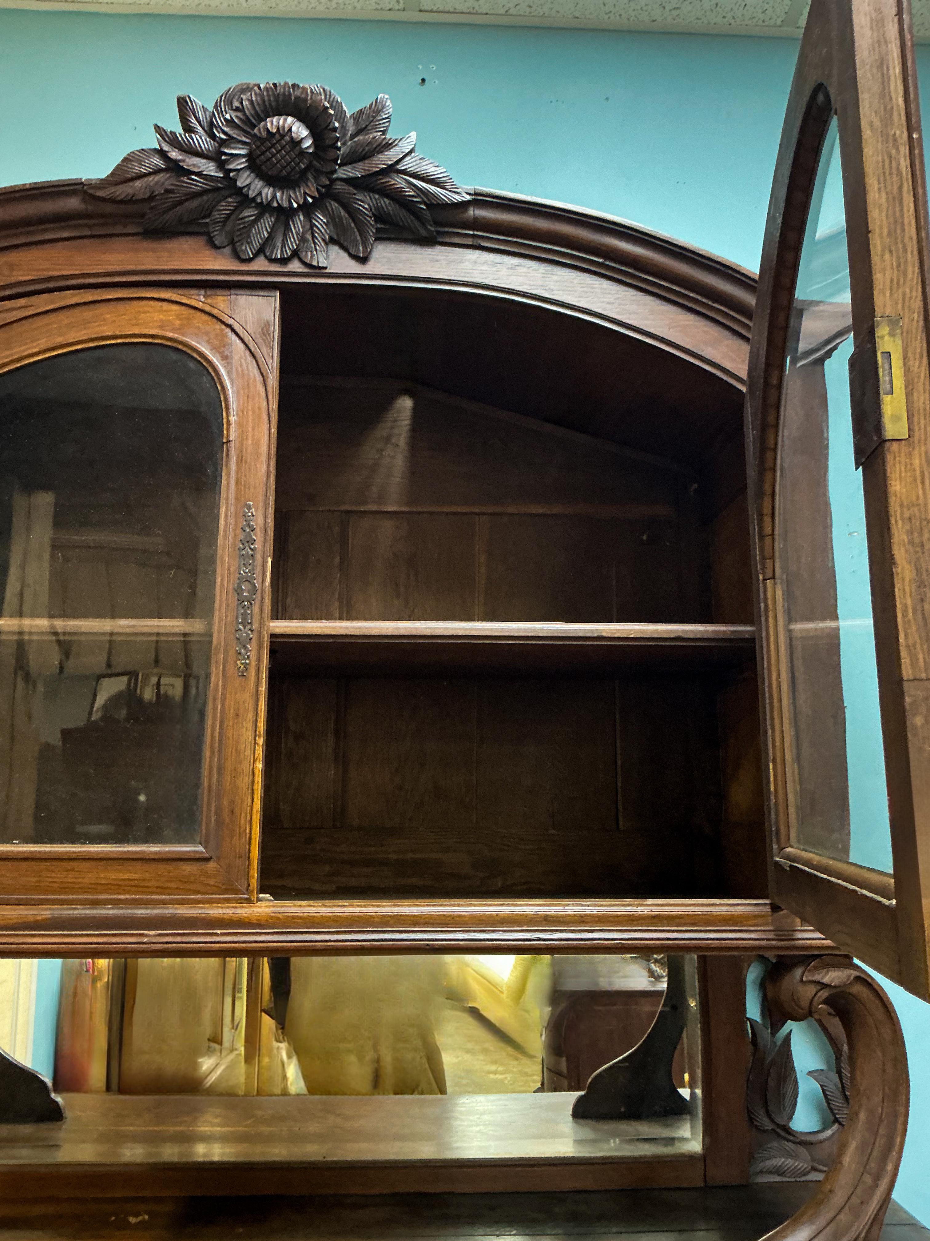 Siglo XIX Art Nouveau francés Roble Tallado  Armario Floral / Aparador / Conejera en Bueno estado para la venta en Kennesaw, GA